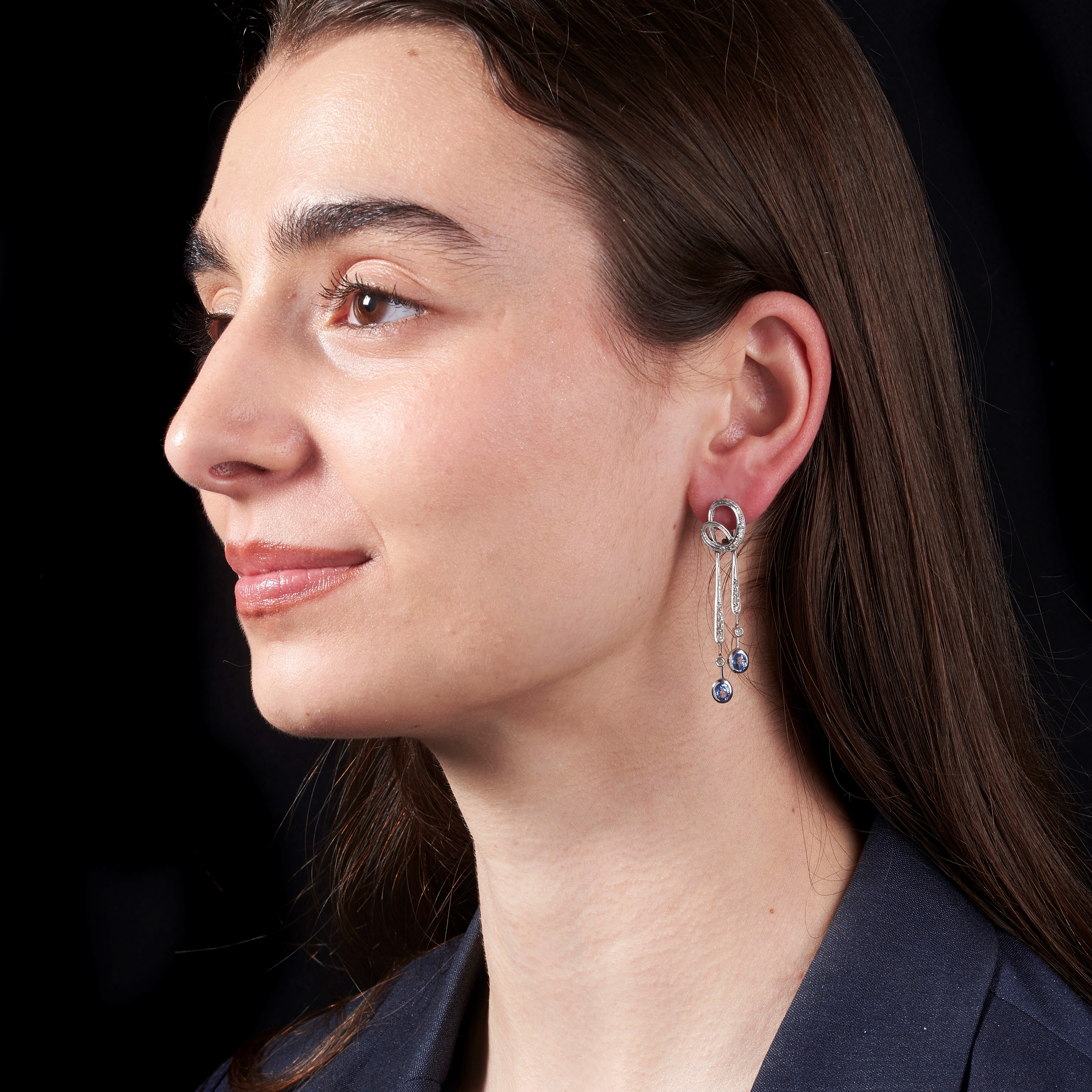 Paio di orecchini pendenti in oro bianco 18 kt, diamanti e zaffiri