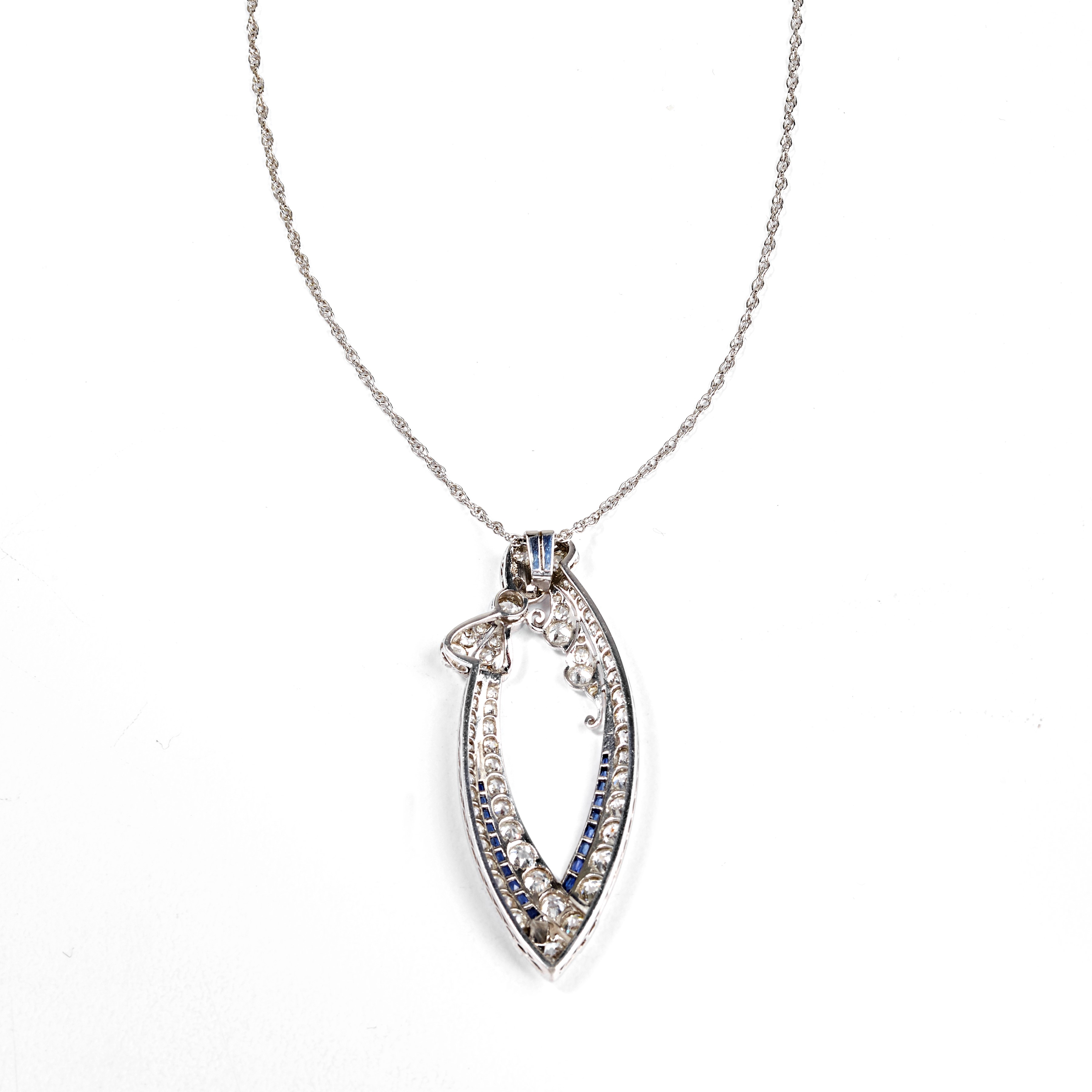 Catena in oro 14 kt con pendente in oro bianco 18 kt, diamanti e zaffiri