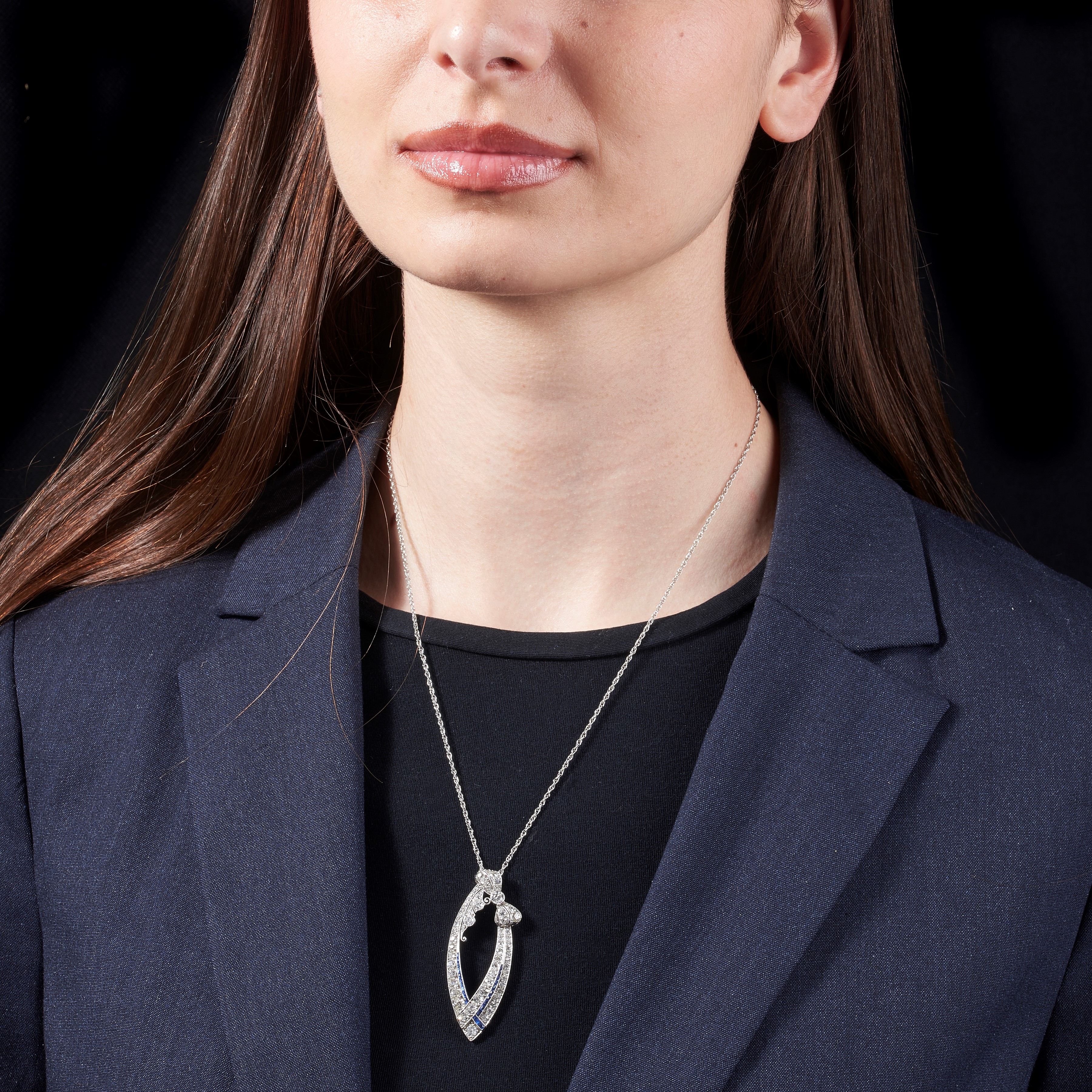 Catena in oro 14 kt con pendente in oro bianco 18 kt, diamanti e zaffiri