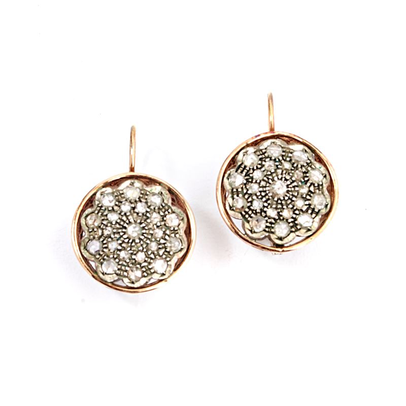 Paio di orecchini pendenti in oro a basso titolo, argento e rose di diamante