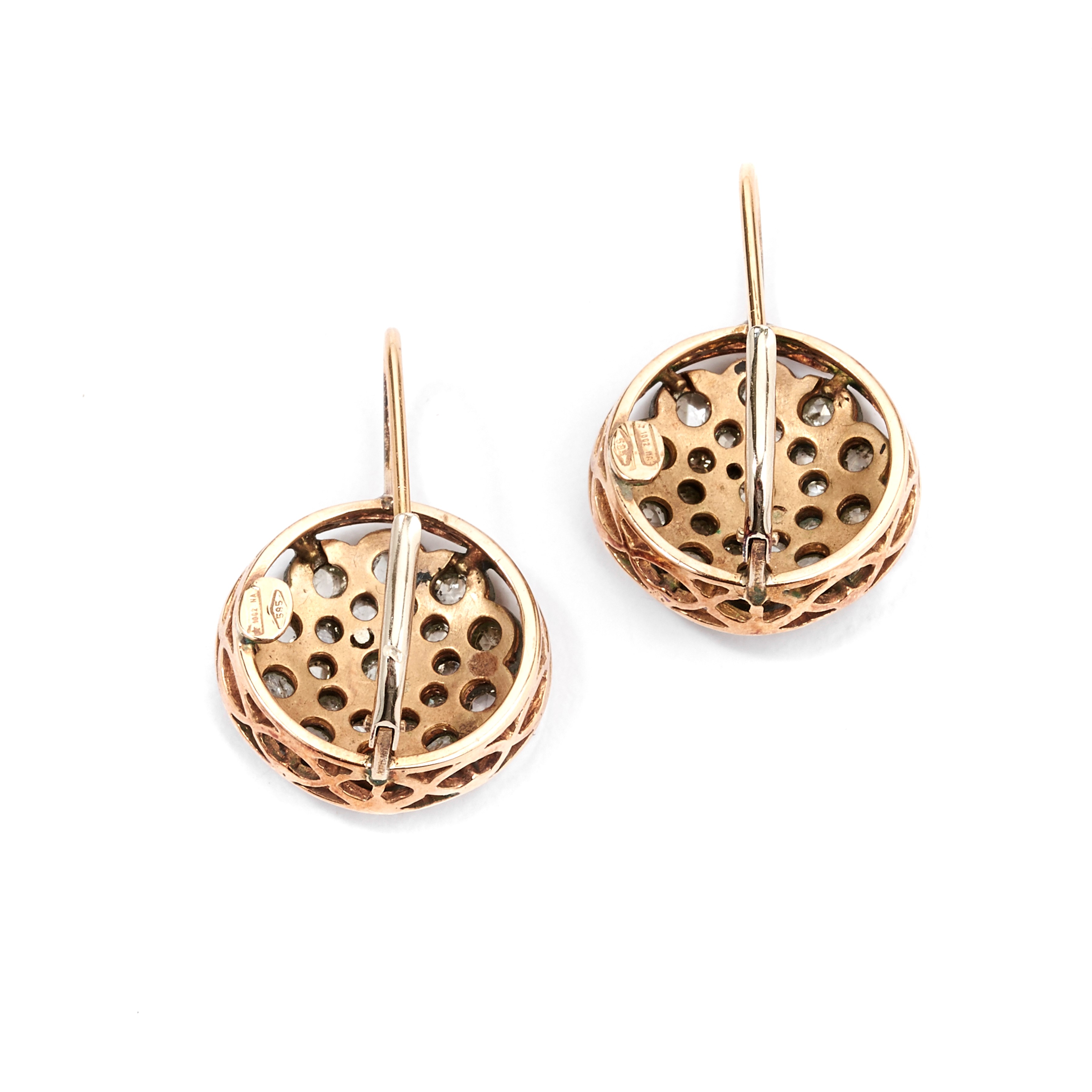 Paio di orecchini pendenti in oro a basso titolo, argento e rose di diamante