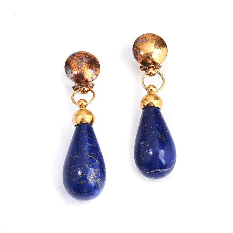 Paio di orecchini pendenti in oro giallo 18 kt e lapislazzuli