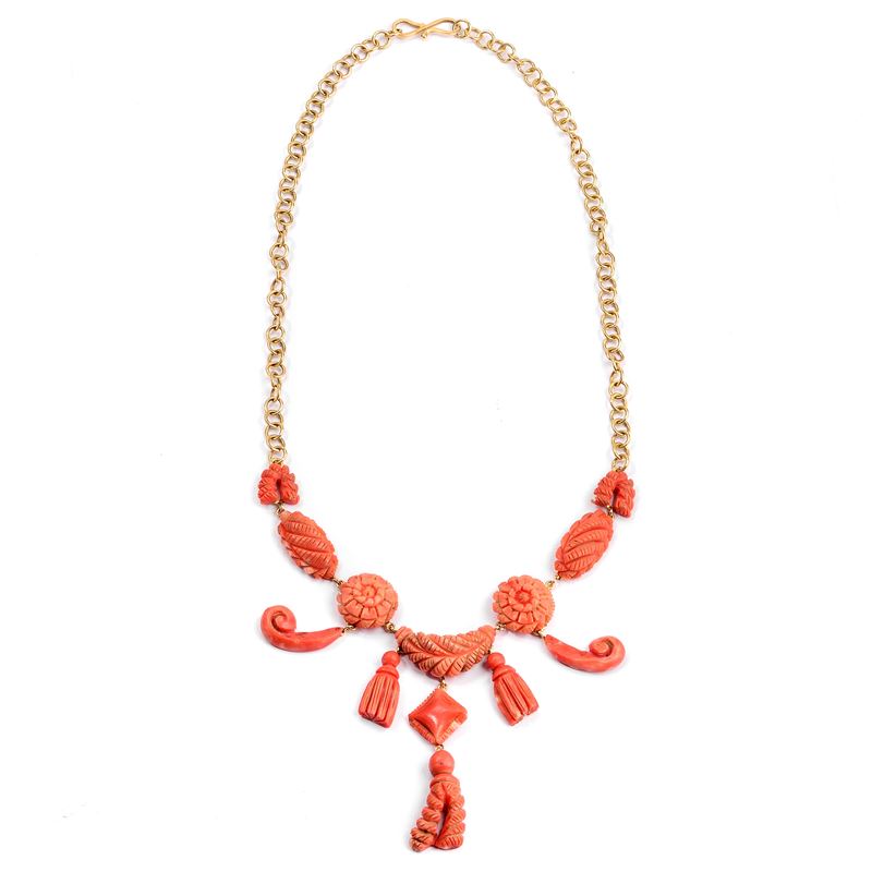 Catena a maglie in oro giallo 18 kt e charms in corallo rosa inciso