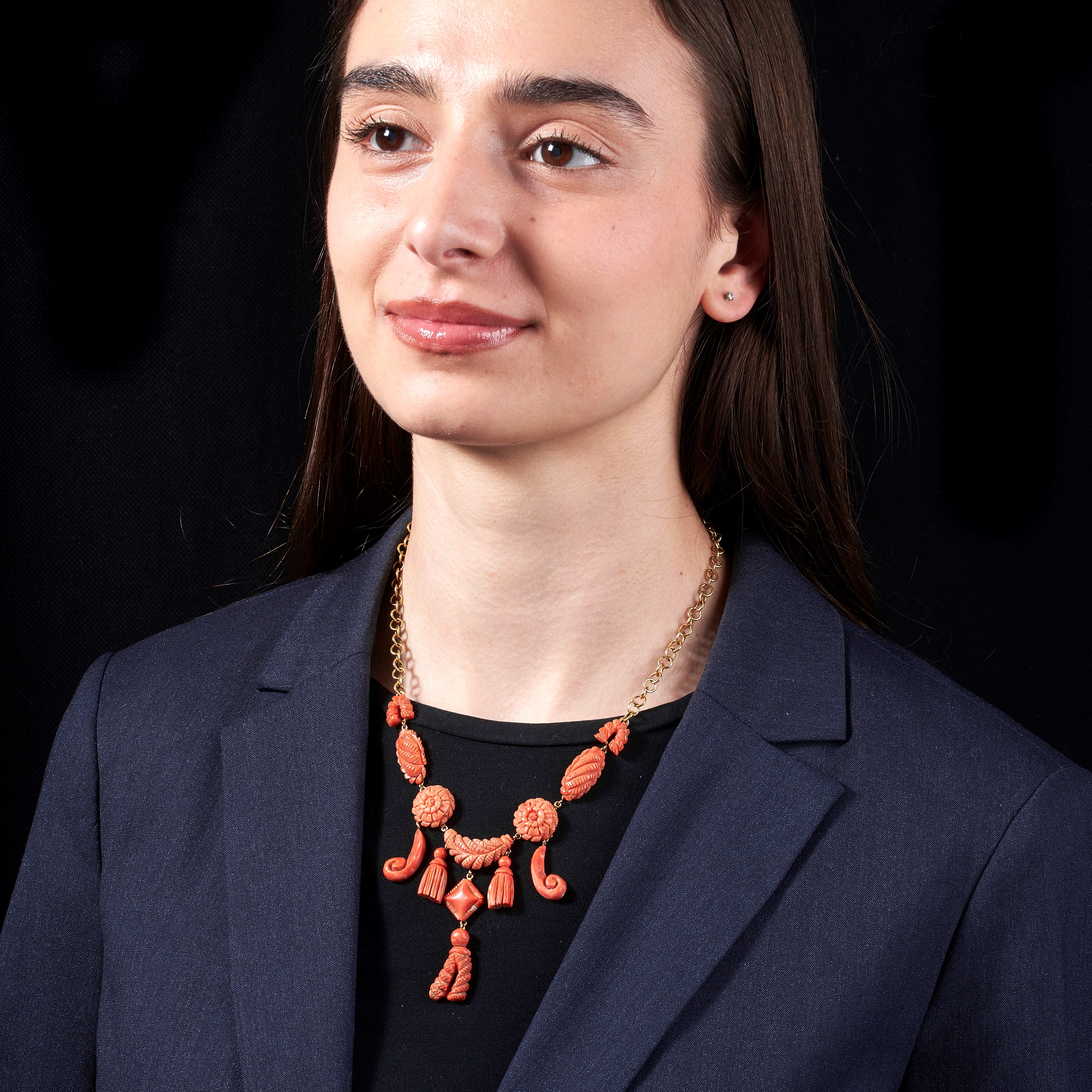 Catena a maglie in oro giallo 18 kt e charms in corallo rosa inciso