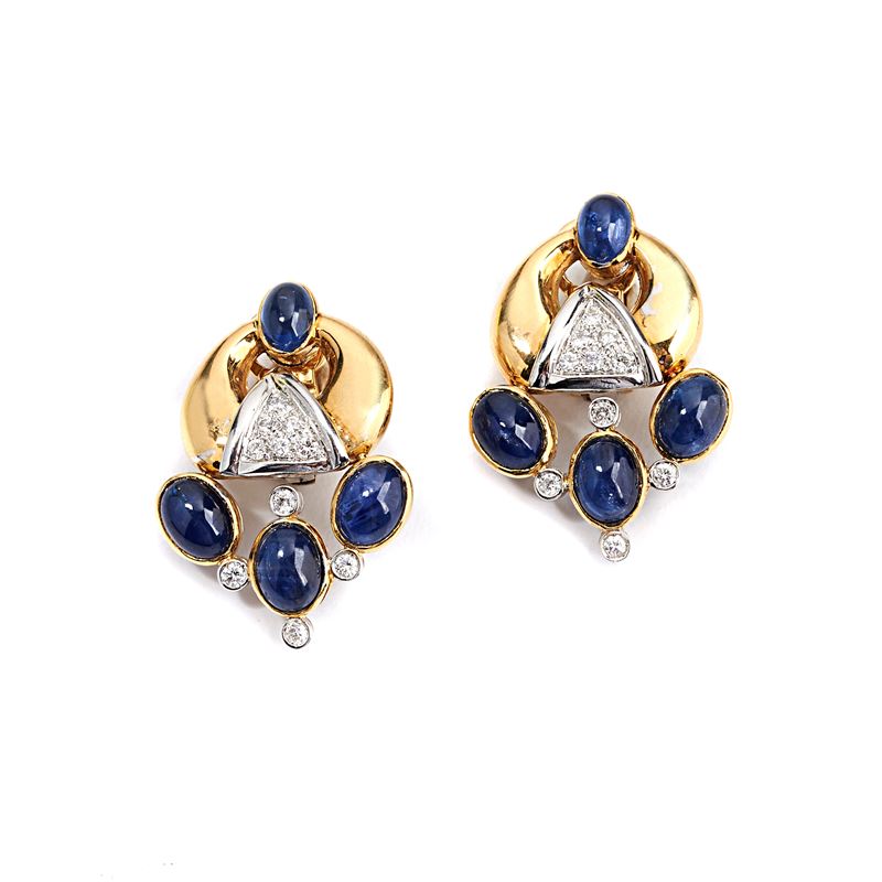 Paio di orecchini pendenti a clips in oro giallo 18 kt, oro bianco, diamanti e zaffiri