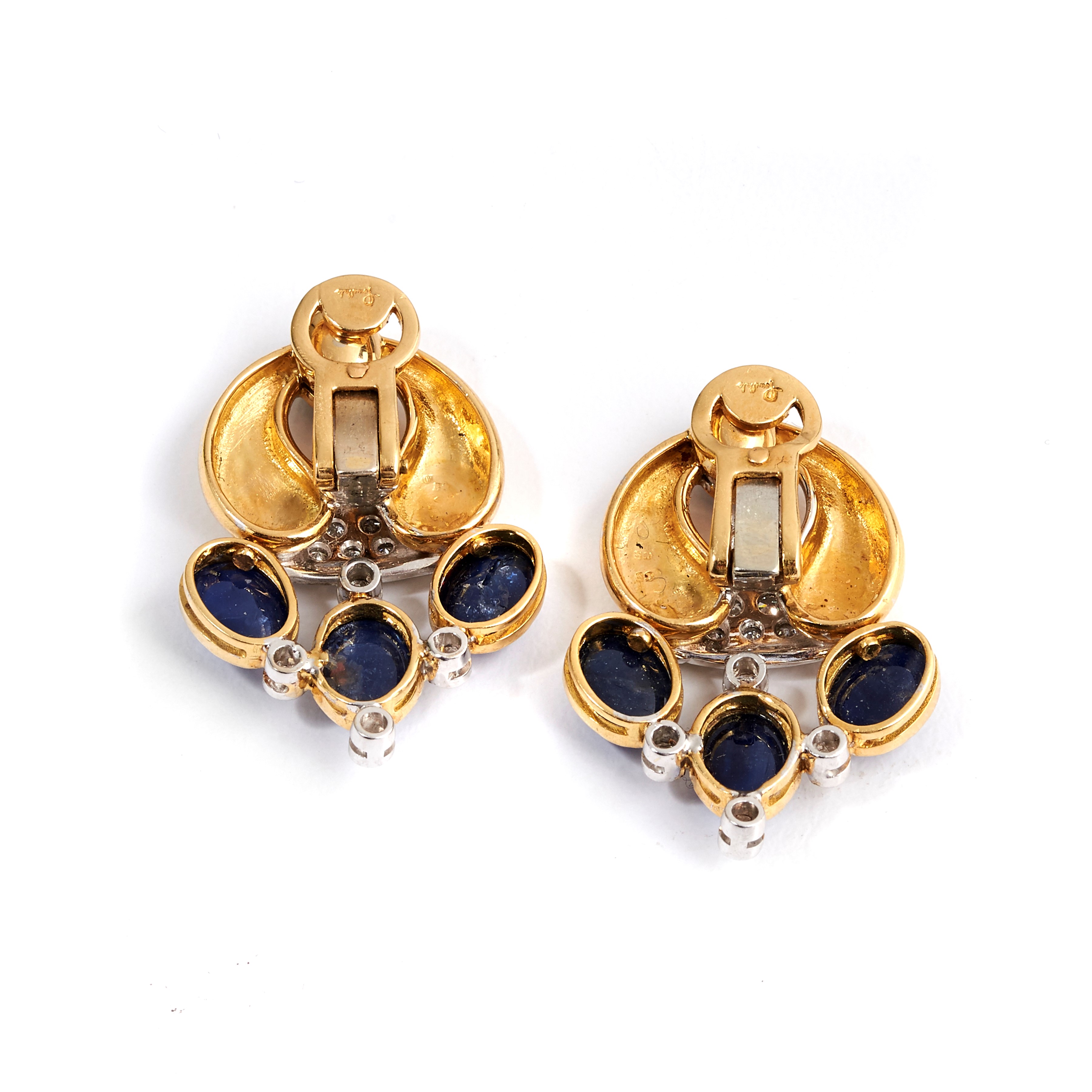 Paio di orecchini pendenti a clips in oro giallo 18 kt, oro bianco, diamanti e zaffiri