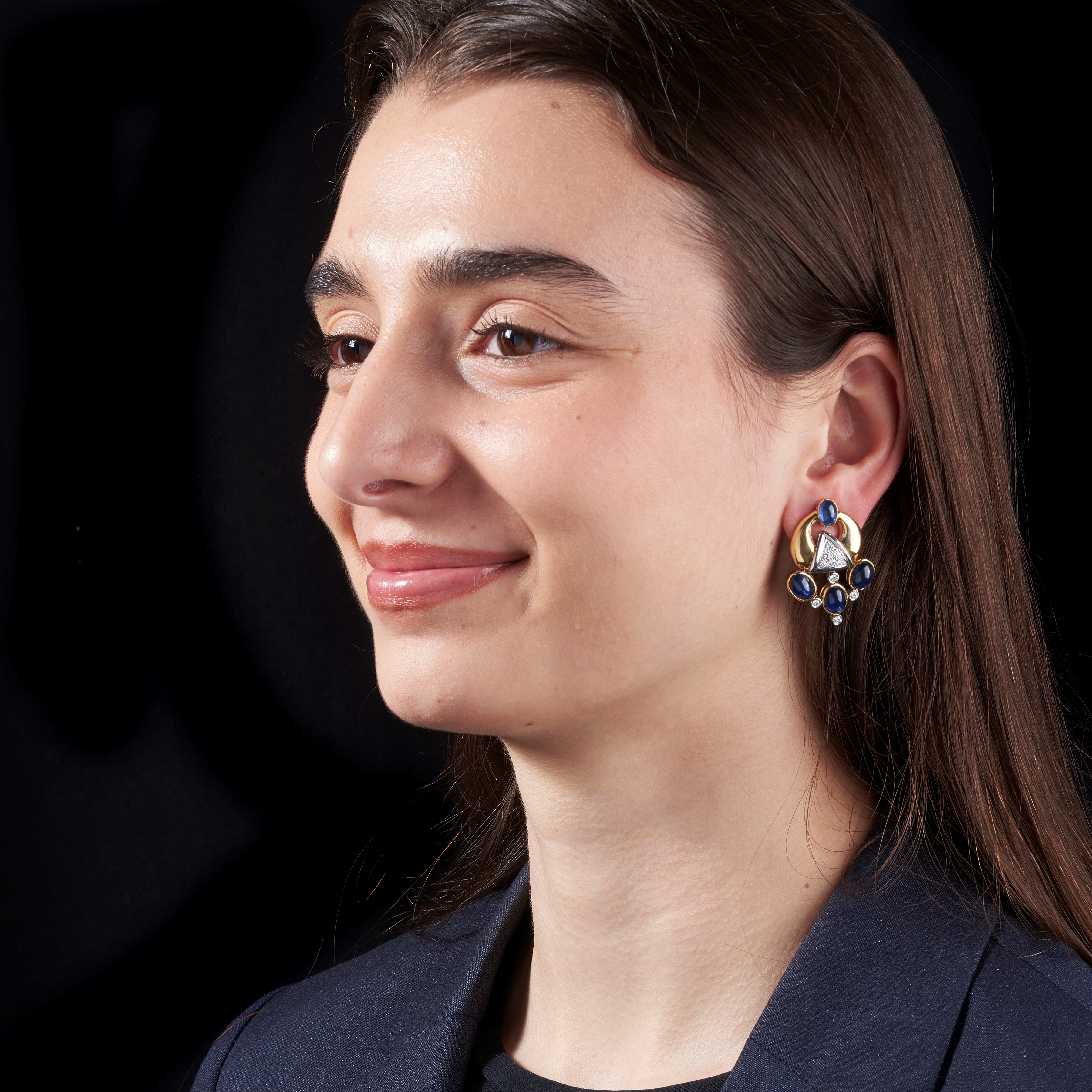 Paio di orecchini pendenti a clips in oro giallo 18 kt, oro bianco, diamanti e zaffiri