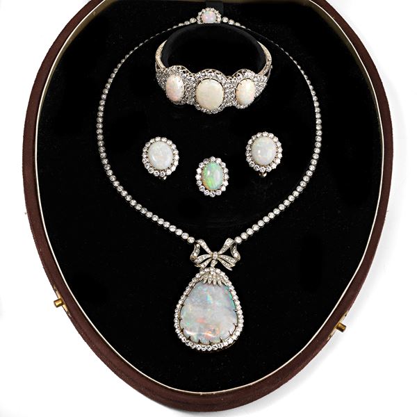 Important set comprising earrings, necklace, bracelet, ring in white gold, diamonds and opal
