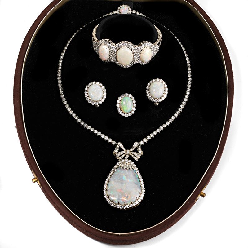 Importante parure composta da orecchini, collier, bracciale, anello in oro bianco, diamanti e opa...