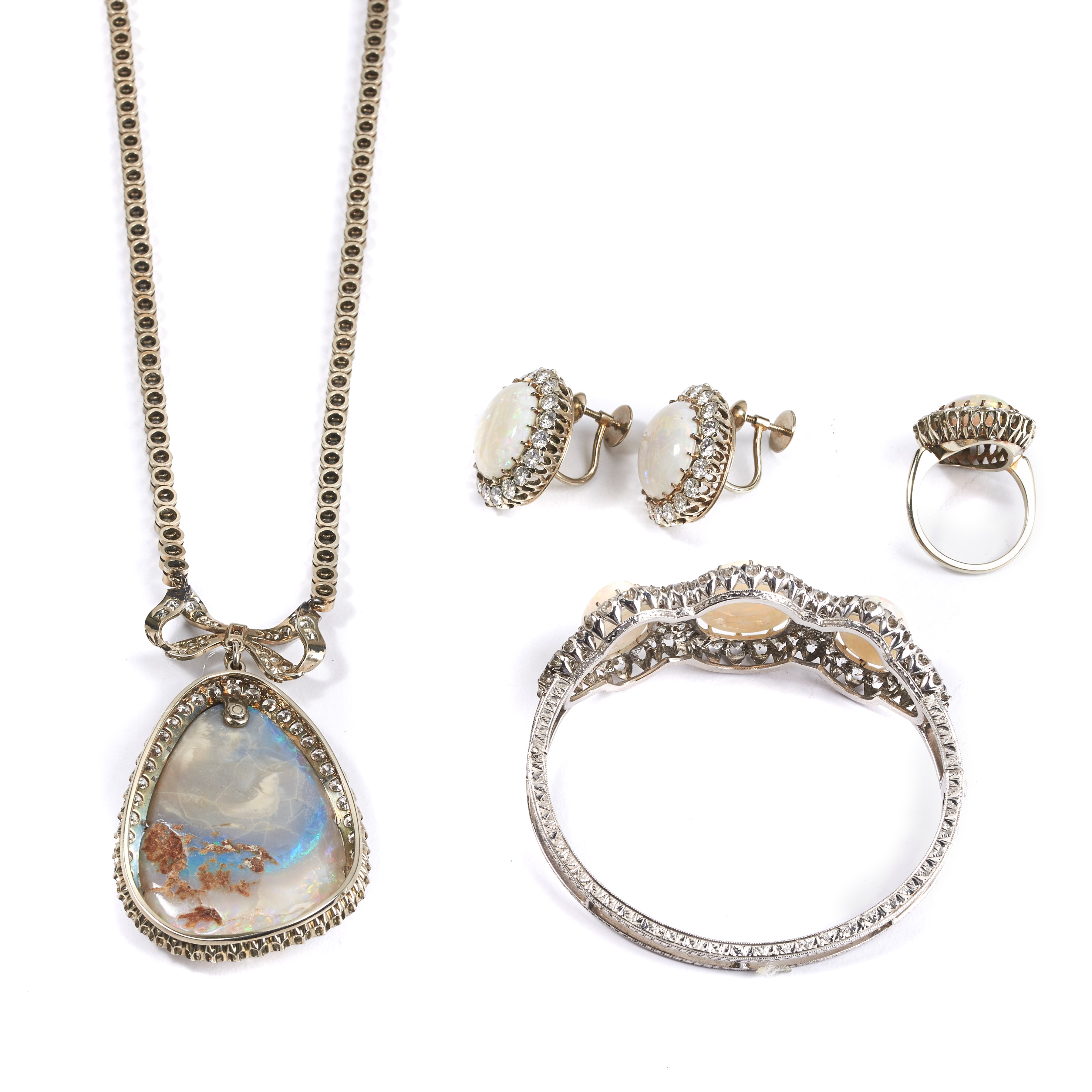 Importante parure composta da orecchini, collier, bracciale, anello in oro bianco, diamanti e opa...