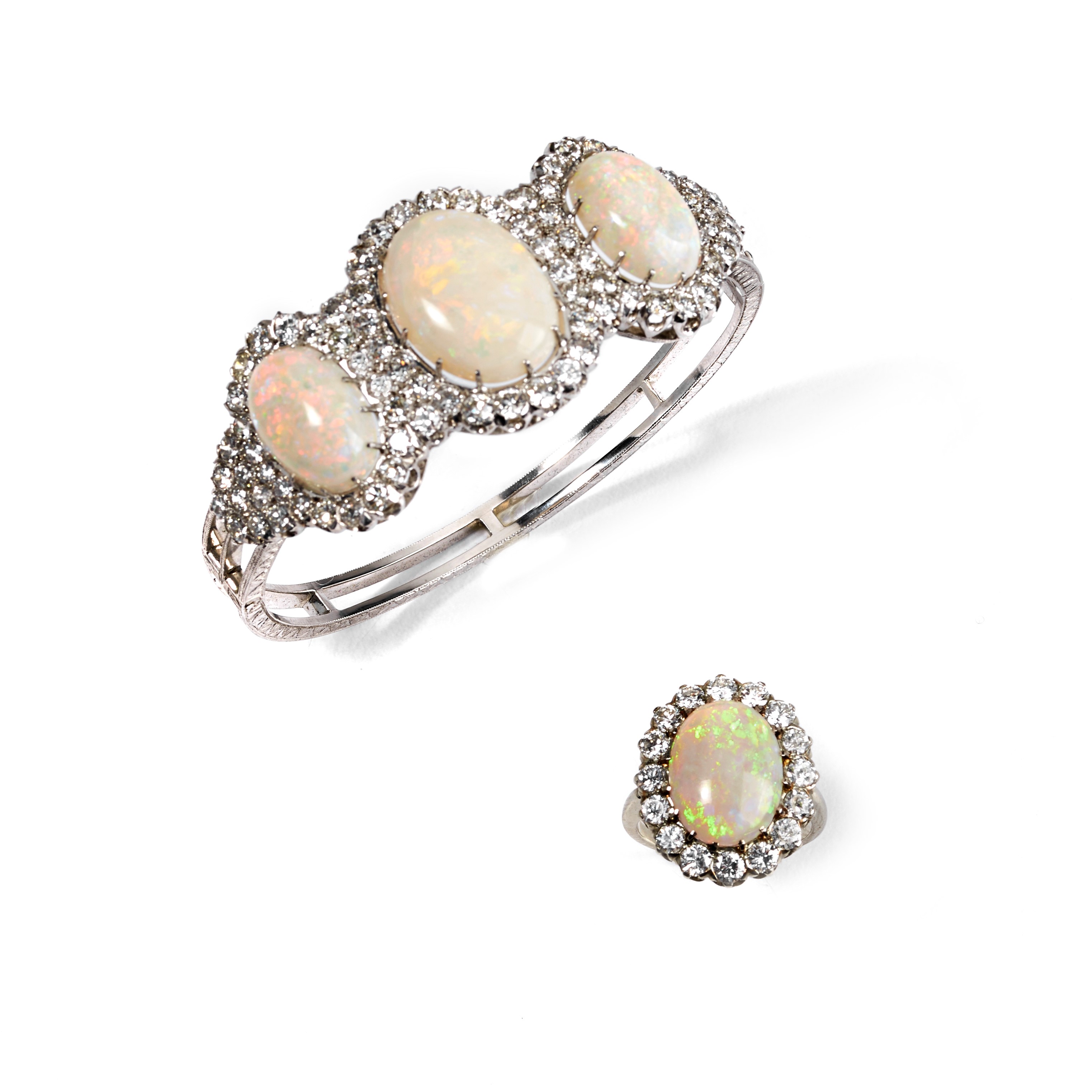 Importante parure composta da orecchini, collier, bracciale, anello in oro bianco, diamanti e opa...