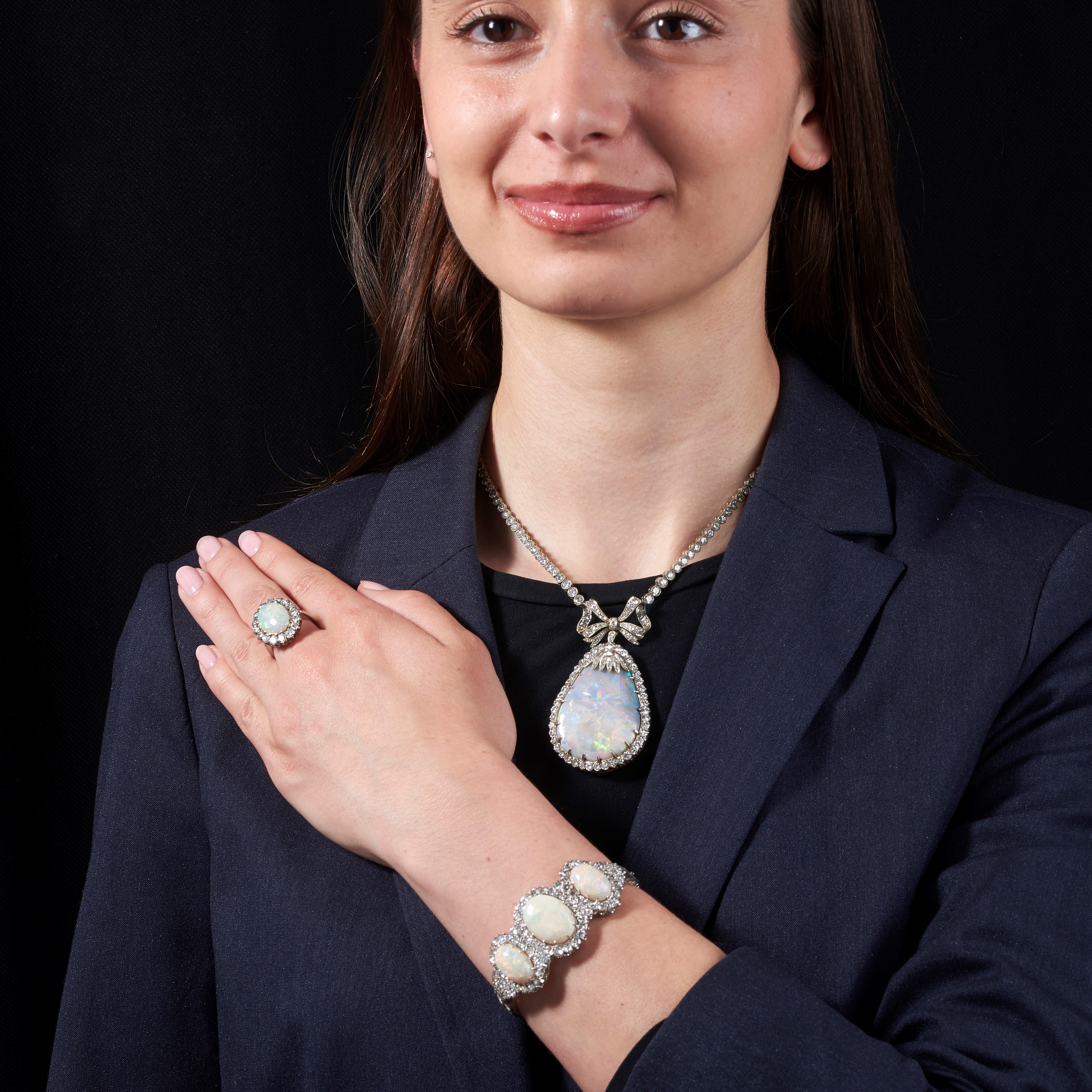 Importante parure composta da orecchini, collier, bracciale, anello in oro bianco, diamanti e opa...