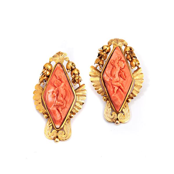 Pair of 12 kt yellow gold and coral pendant earrings engraved with putti