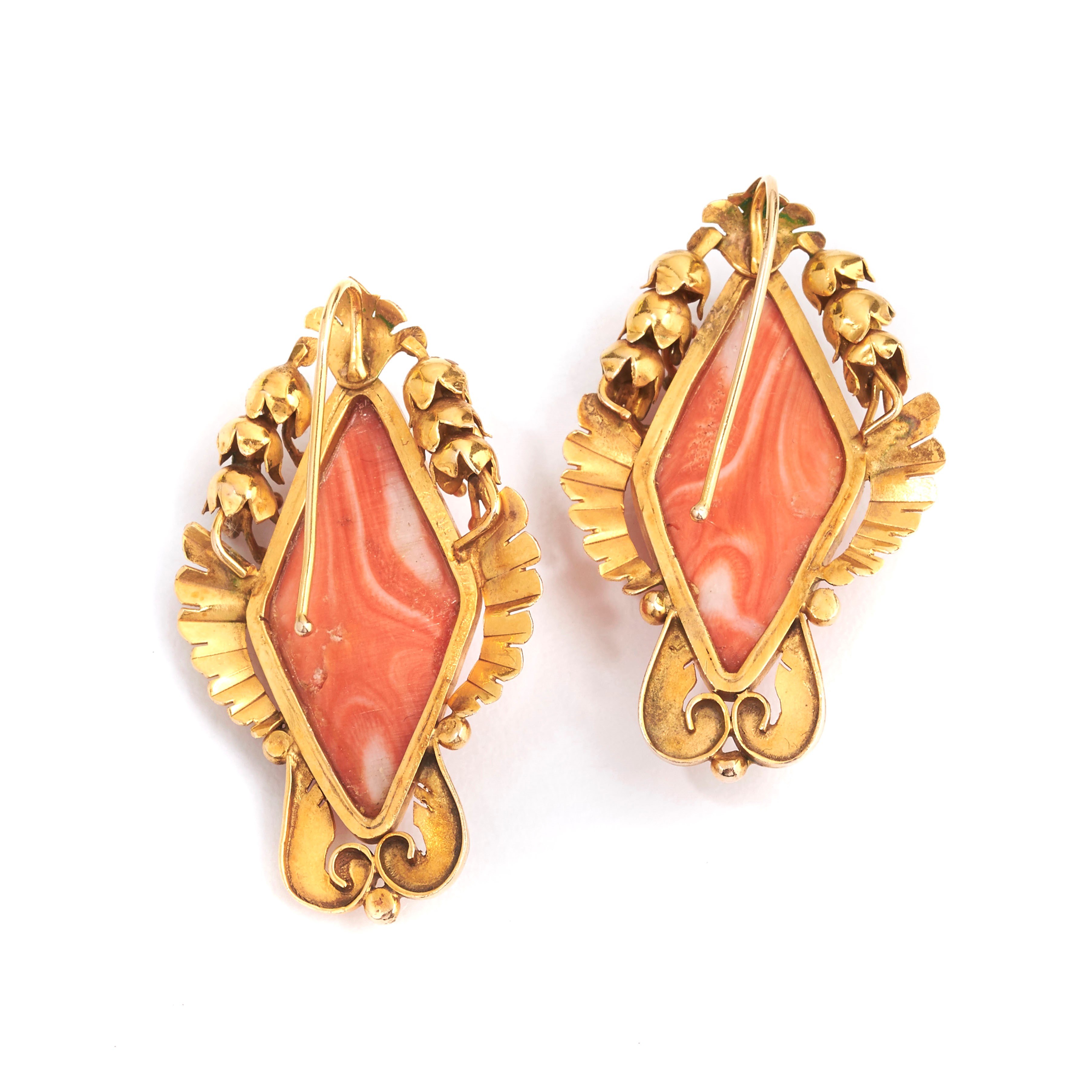 Paio di orecchini pendenti in oro giallo 12 kt e corallo inciso con putti