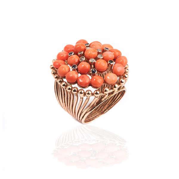Large shield ring in 12 kt rose gold, stones and pink coral