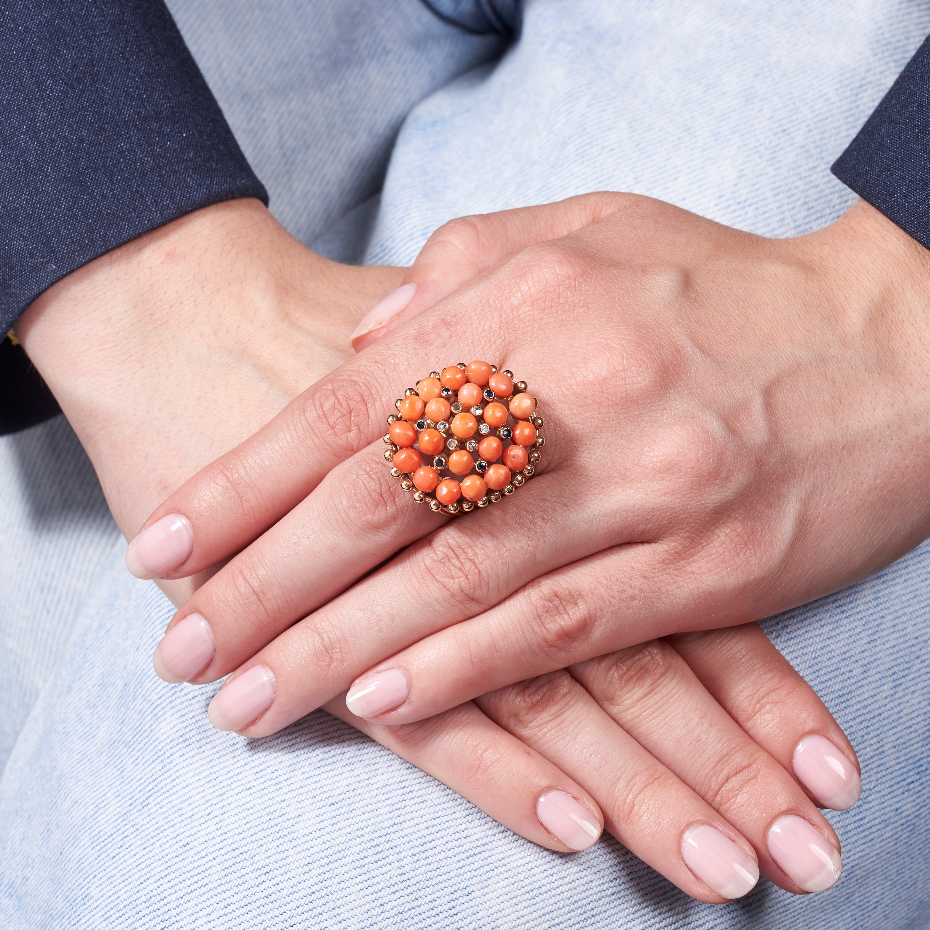 Grande anello a scudo in oro rosa 12 kt, pietre e corallo rosa