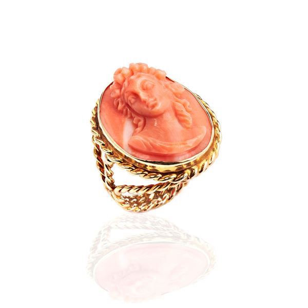 14 kt yellow gold ring and cameo engraved with female face