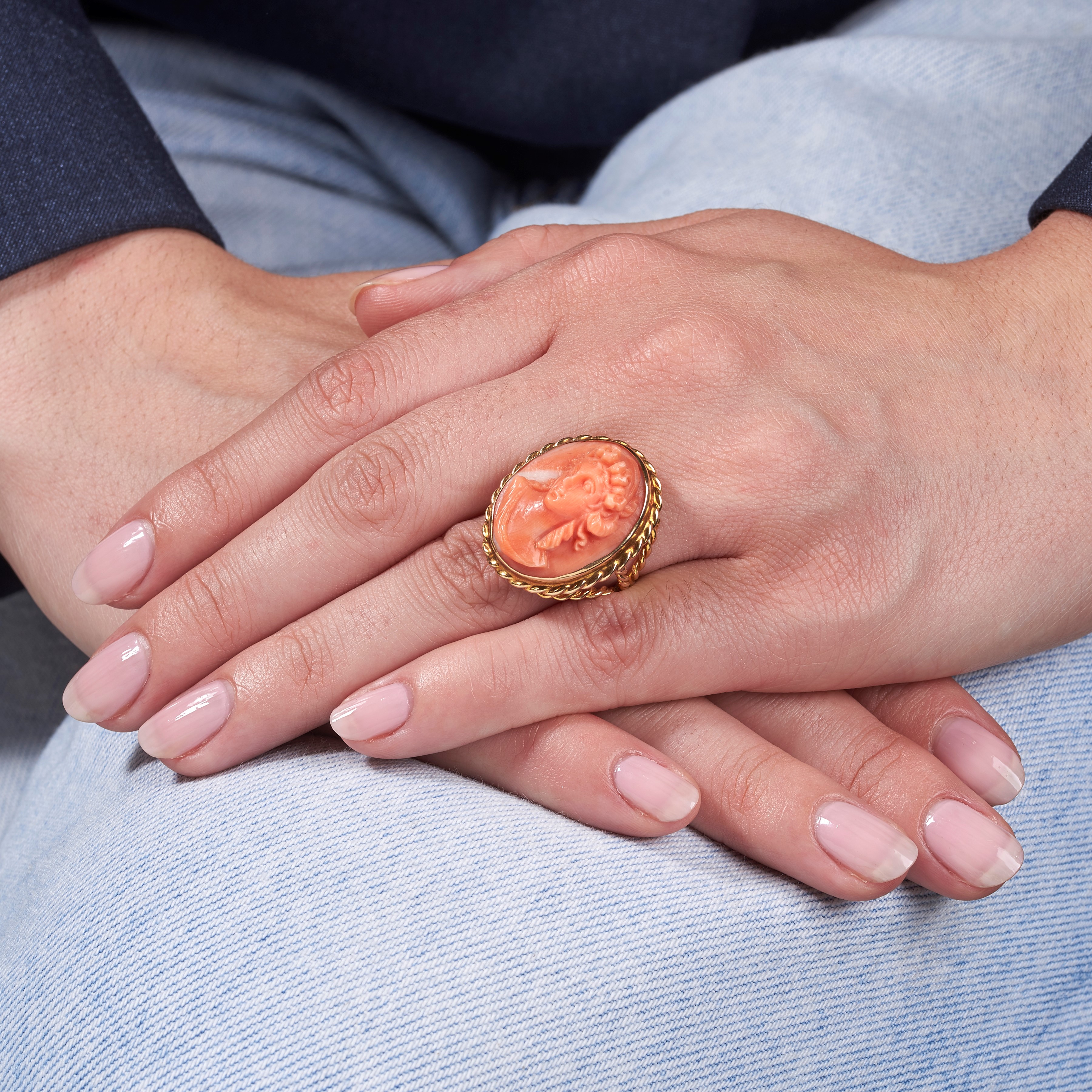 Anello in oro giallo 14 kt e cammeo incorallo inciso con volto femminile