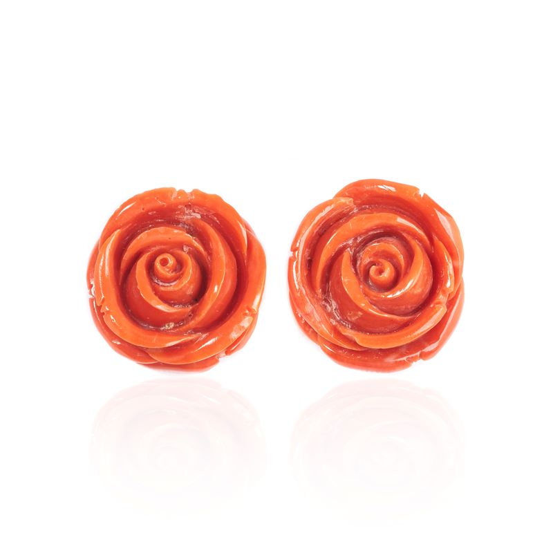 Paio di grandi orecchini a clips in oro giallo 18kt e corallo rosso inciso come una rosa