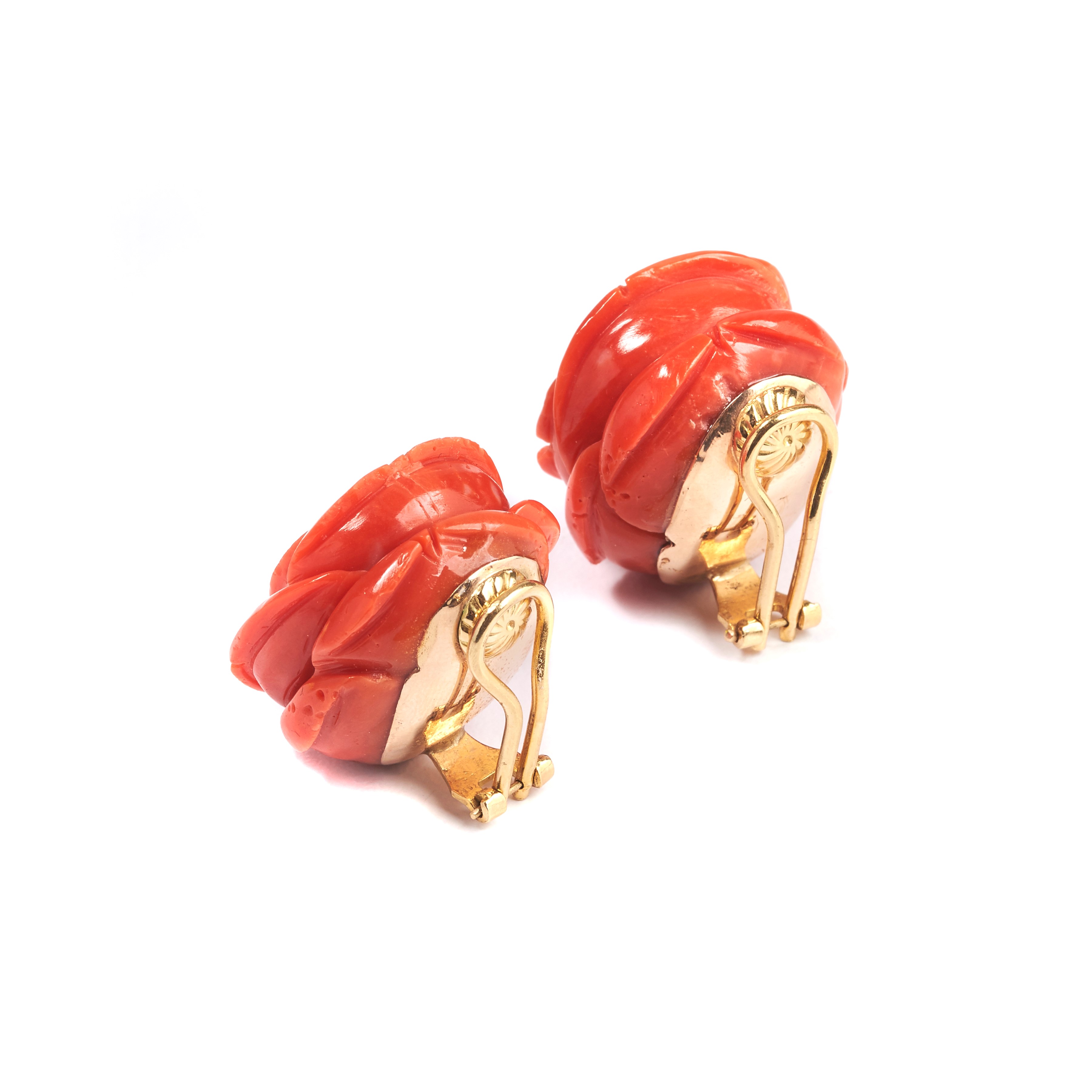 Paio di grandi orecchini a clips in oro giallo 18kt e corallo rosso inciso come una rosa