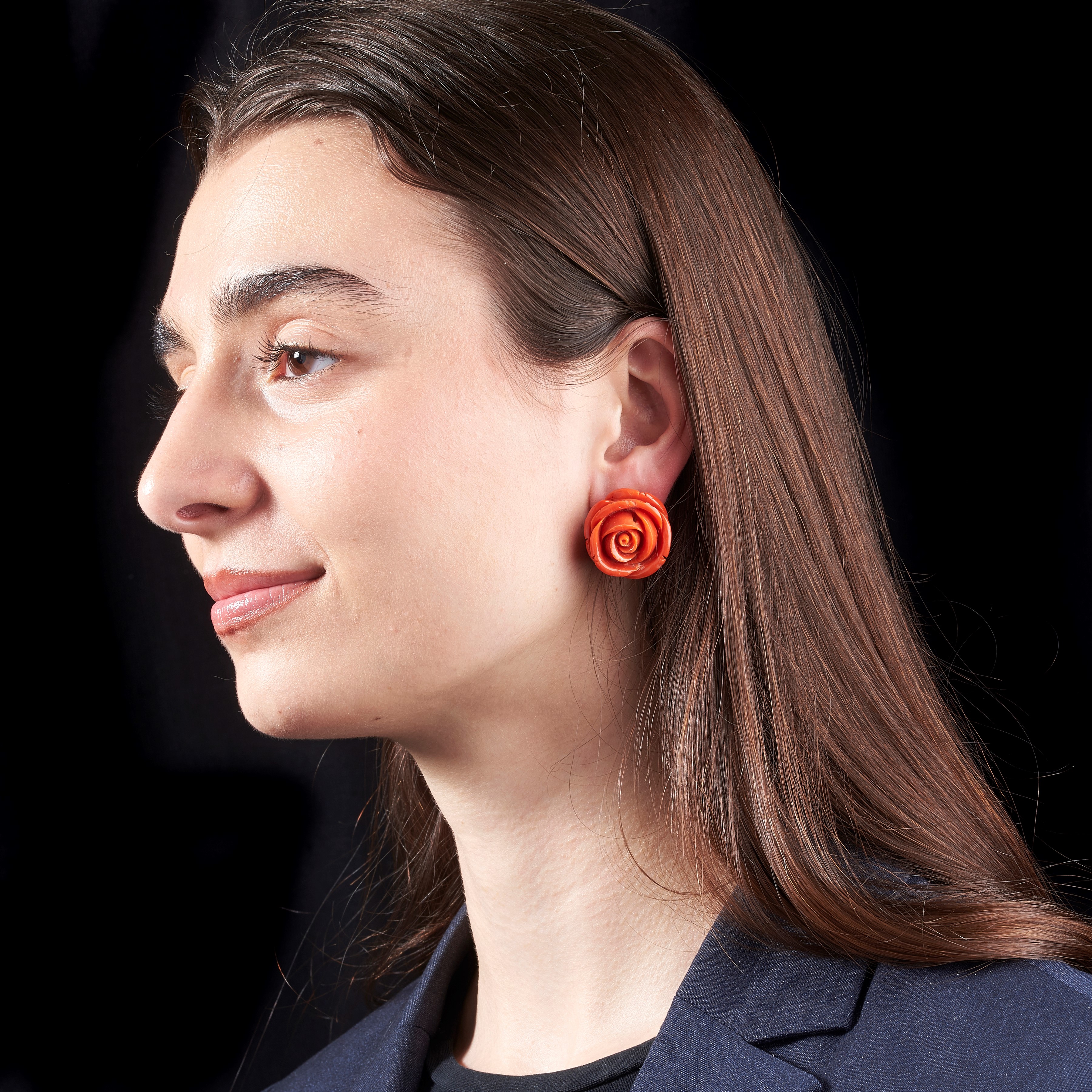 Paio di grandi orecchini a clips in oro giallo 18kt e corallo rosso inciso come una rosa