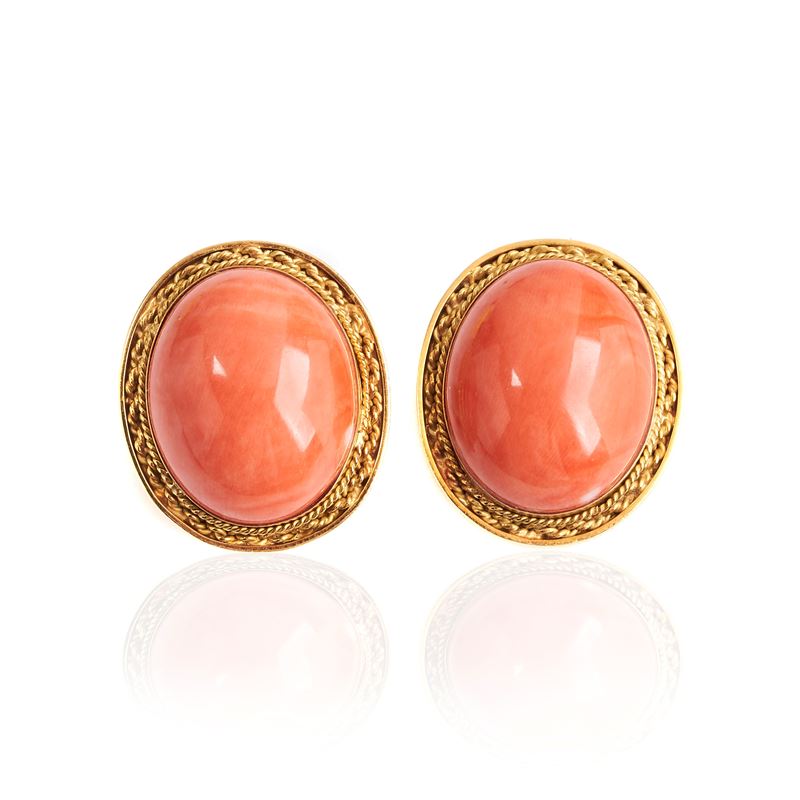 Paio di grandi orecchini ovali in oro giallo 18 kt e corallo rosa