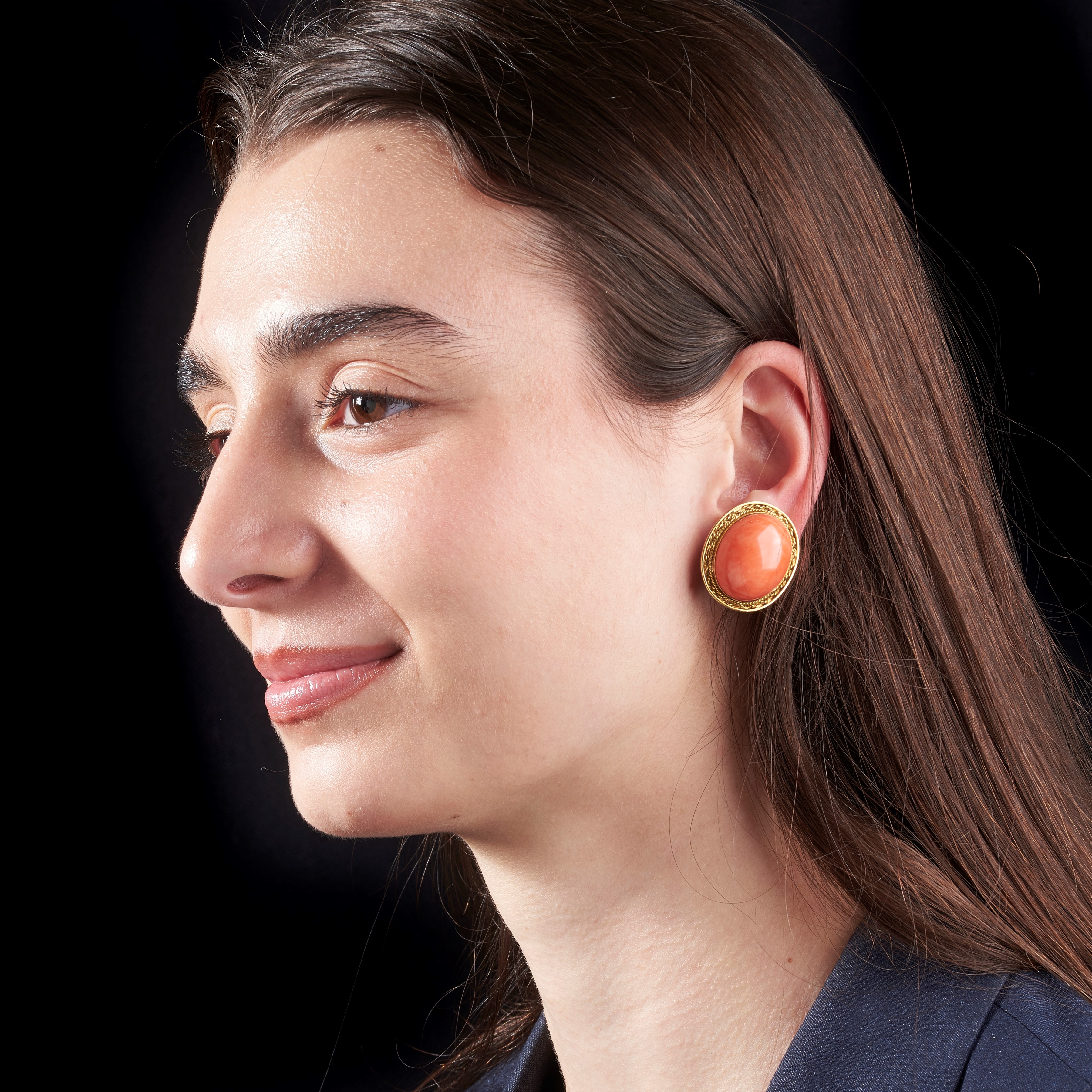 Paio di grandi orecchini ovali in oro giallo 18 kt e corallo rosa