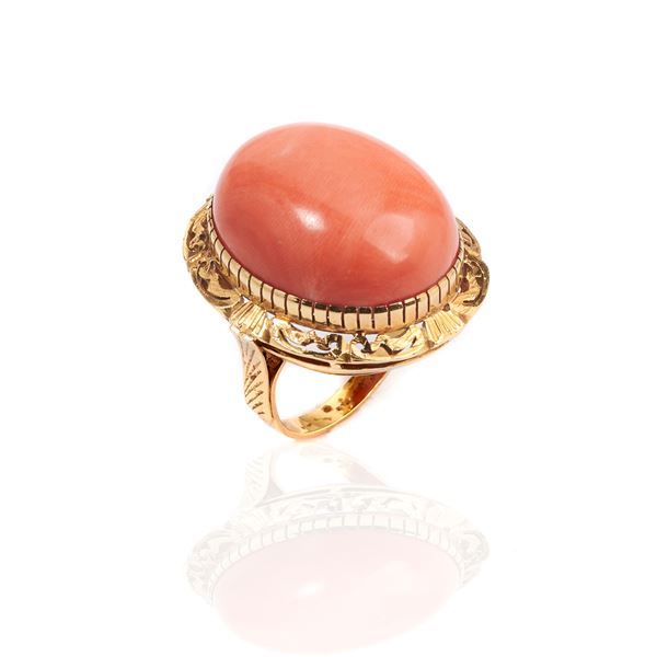 Large oval ring in 18kt yellow gold and pink coral