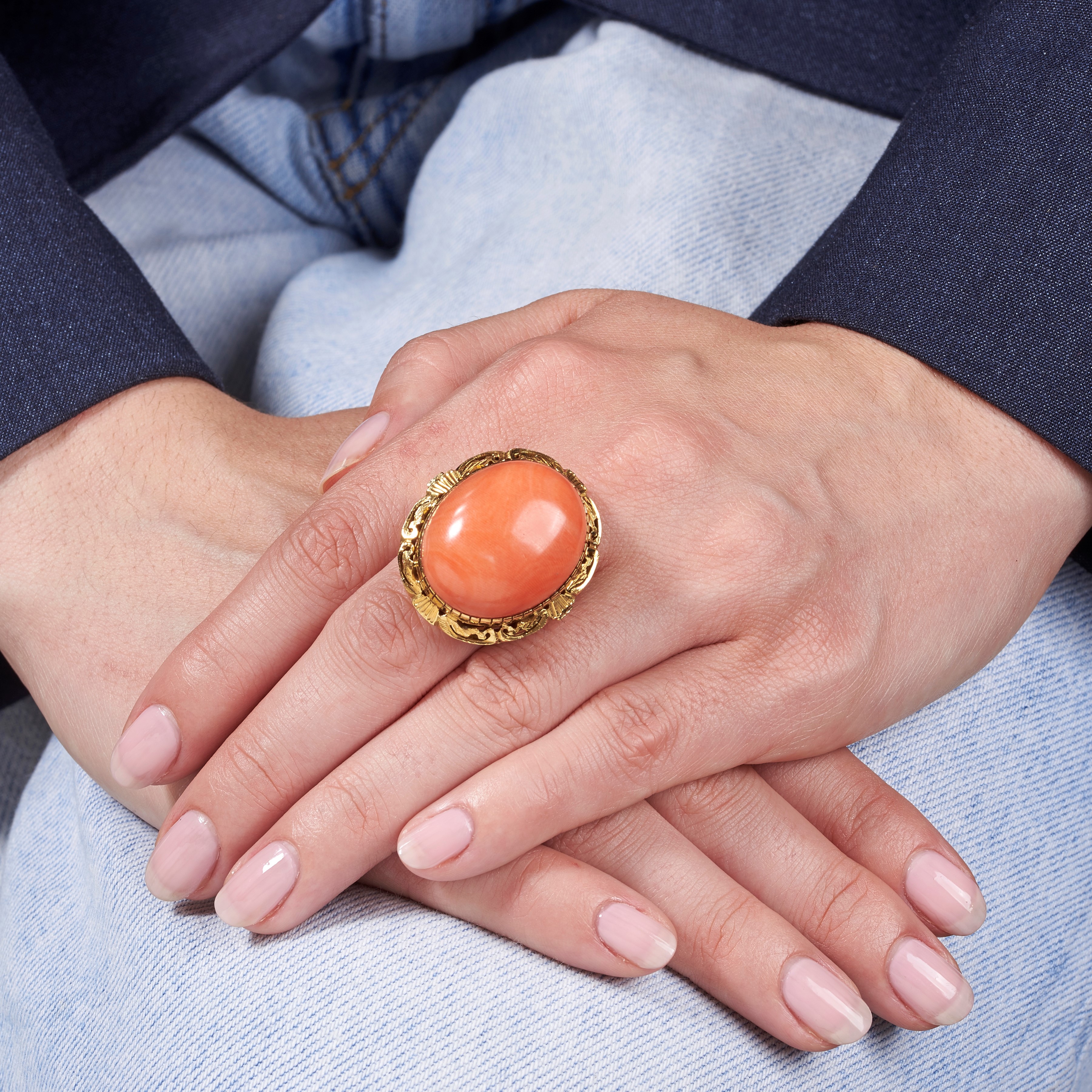 Grande anello ovale in oro giallo 18kt e corallo rosa