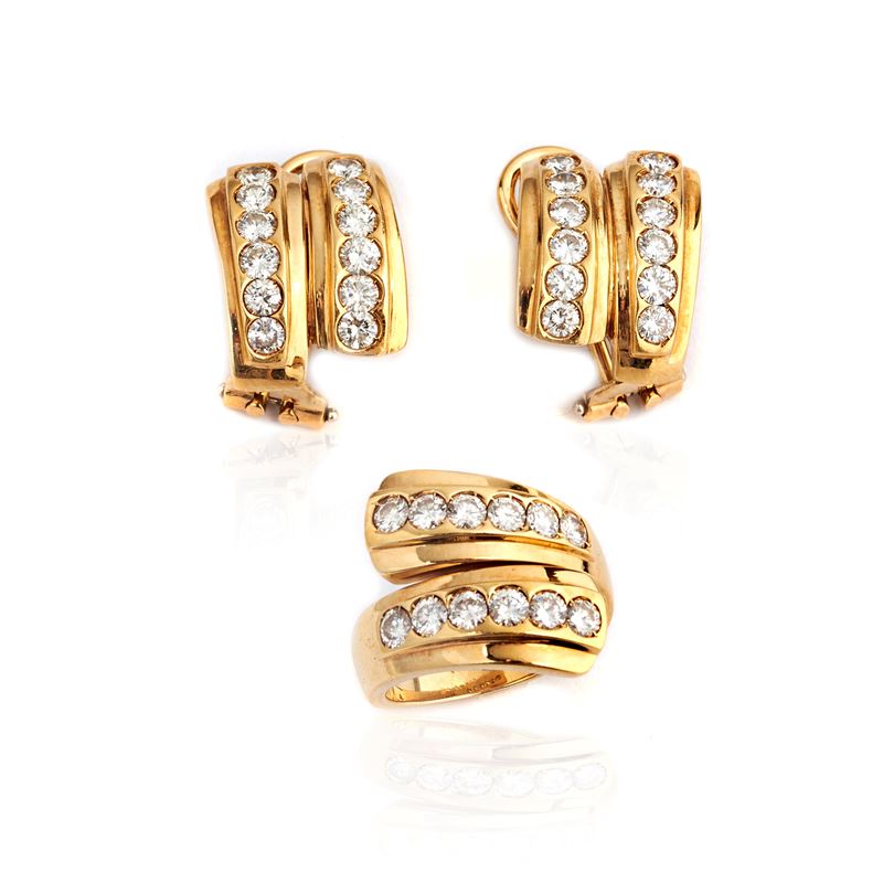 Paio di orecchini a clips e anello in oro giallo 18 kt e diamanti