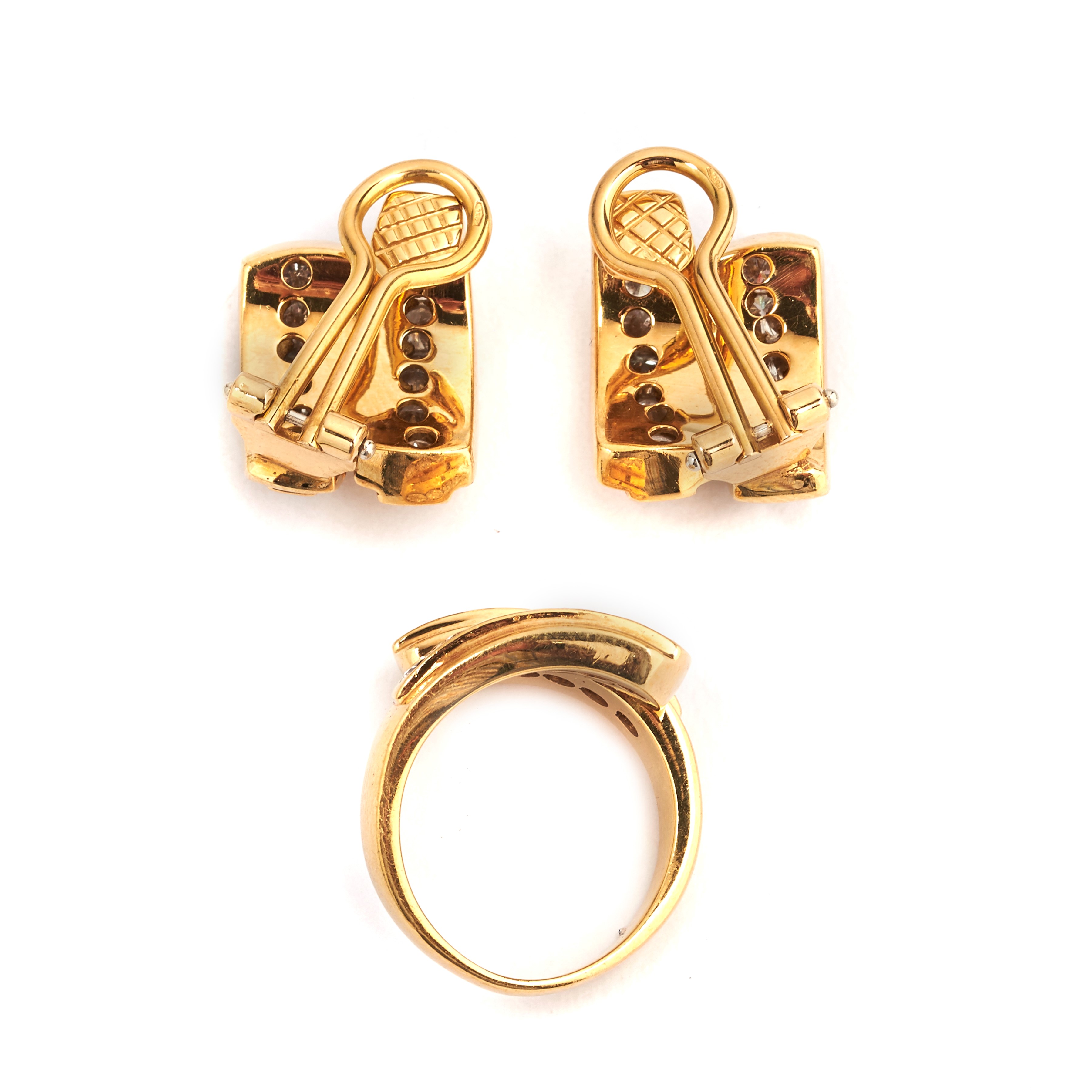 Paio di orecchini a clips e anello in oro giallo 18 kt e diamanti