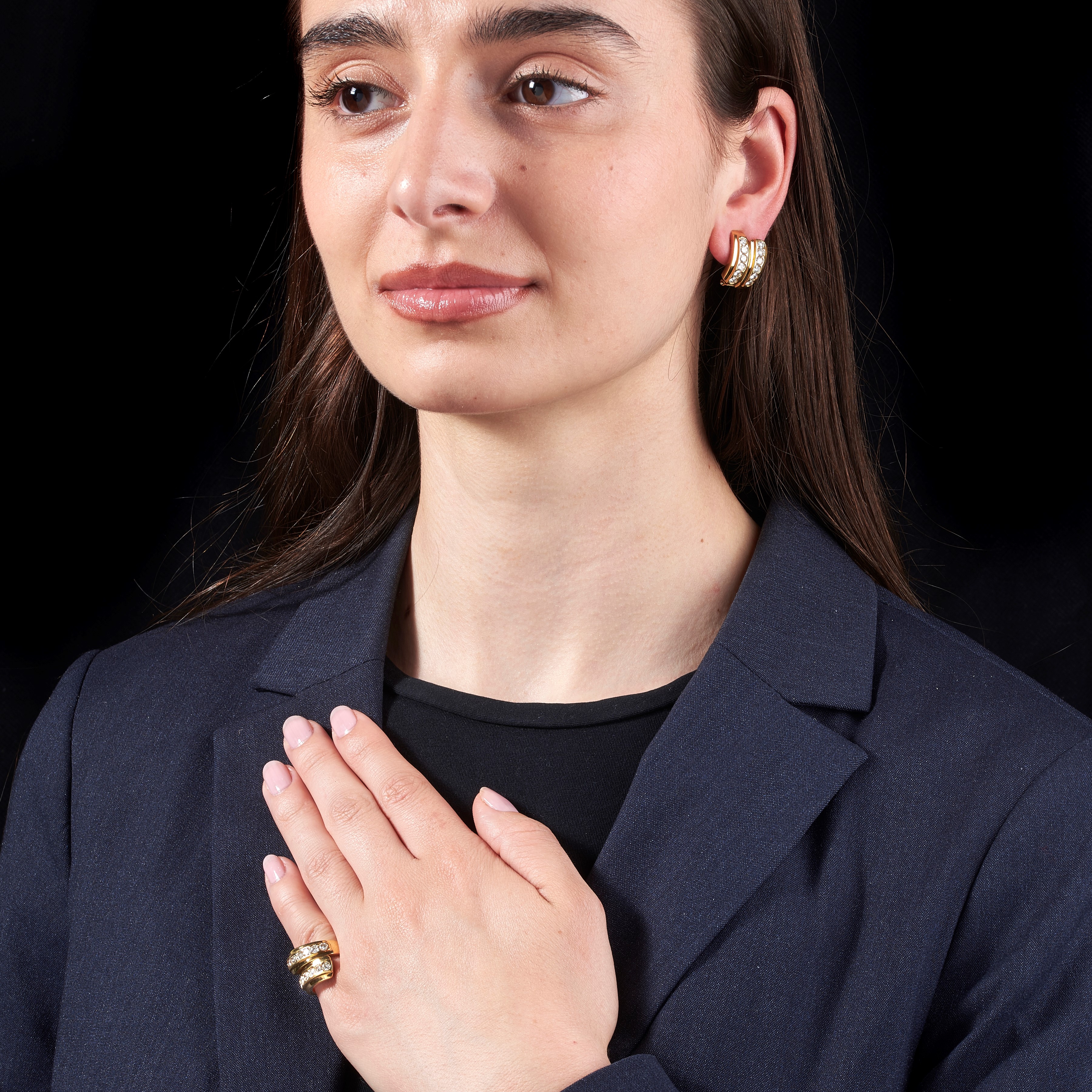 Paio di orecchini a clips e anello in oro giallo 18 kt e diamanti