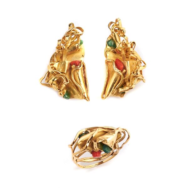 Pair of clips earrings and ring in 18 kt yellow gold, emeralds and red coral