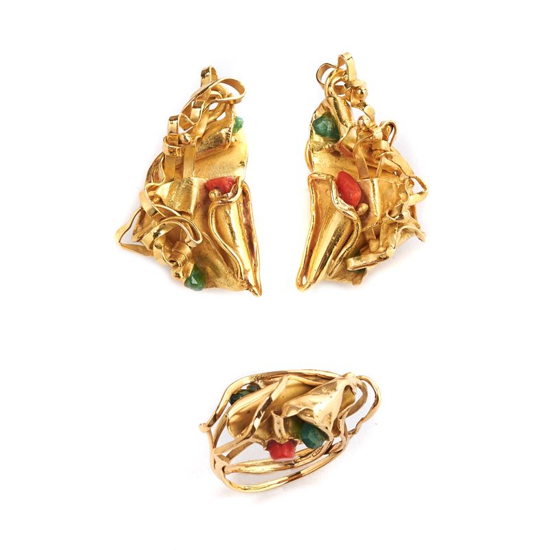 Paio di orecchini a clips e anello in oro giallo 18 kt , smeraldi e corallo rosso