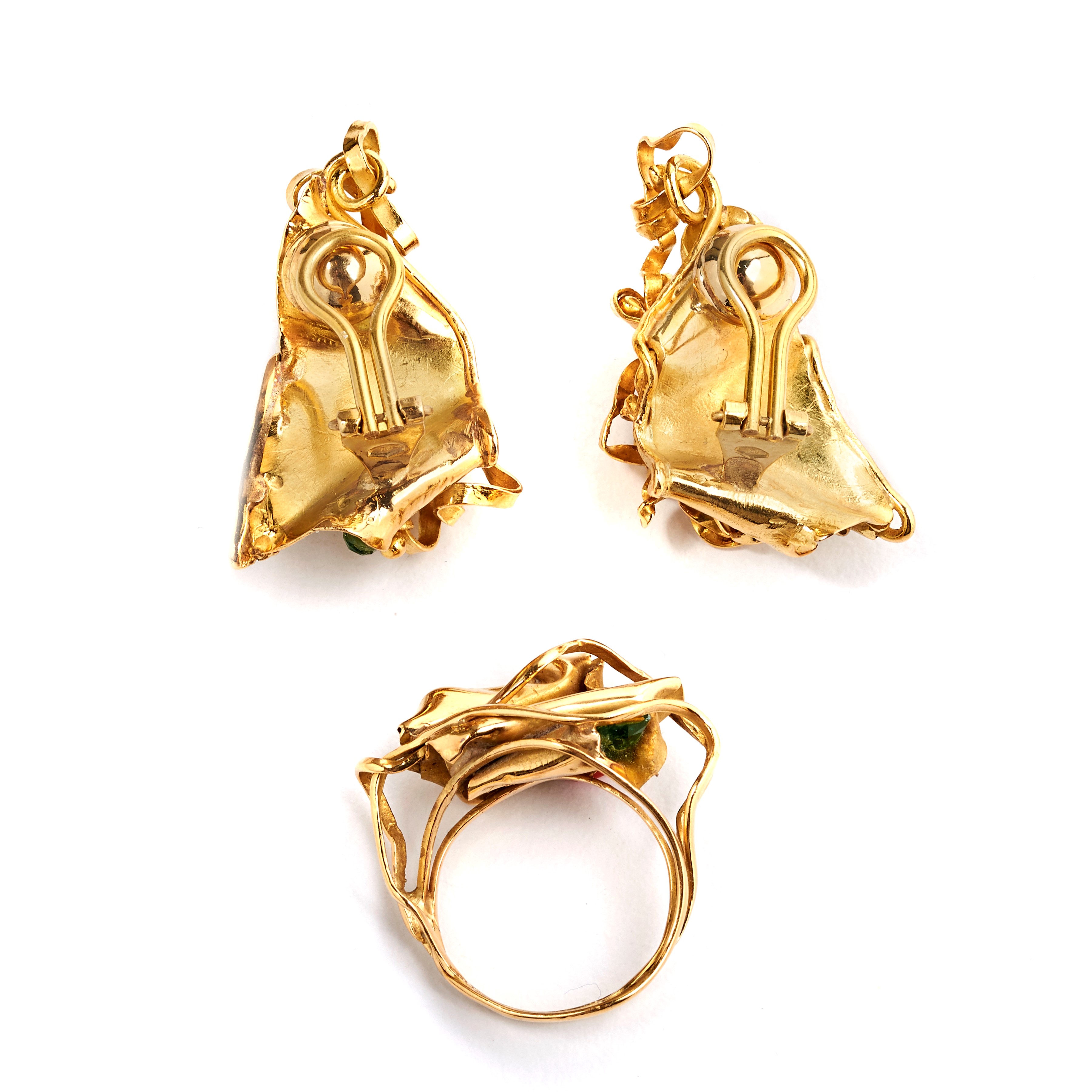 Paio di orecchini a clips e anello in oro giallo 18 kt , smeraldi e corallo rosso