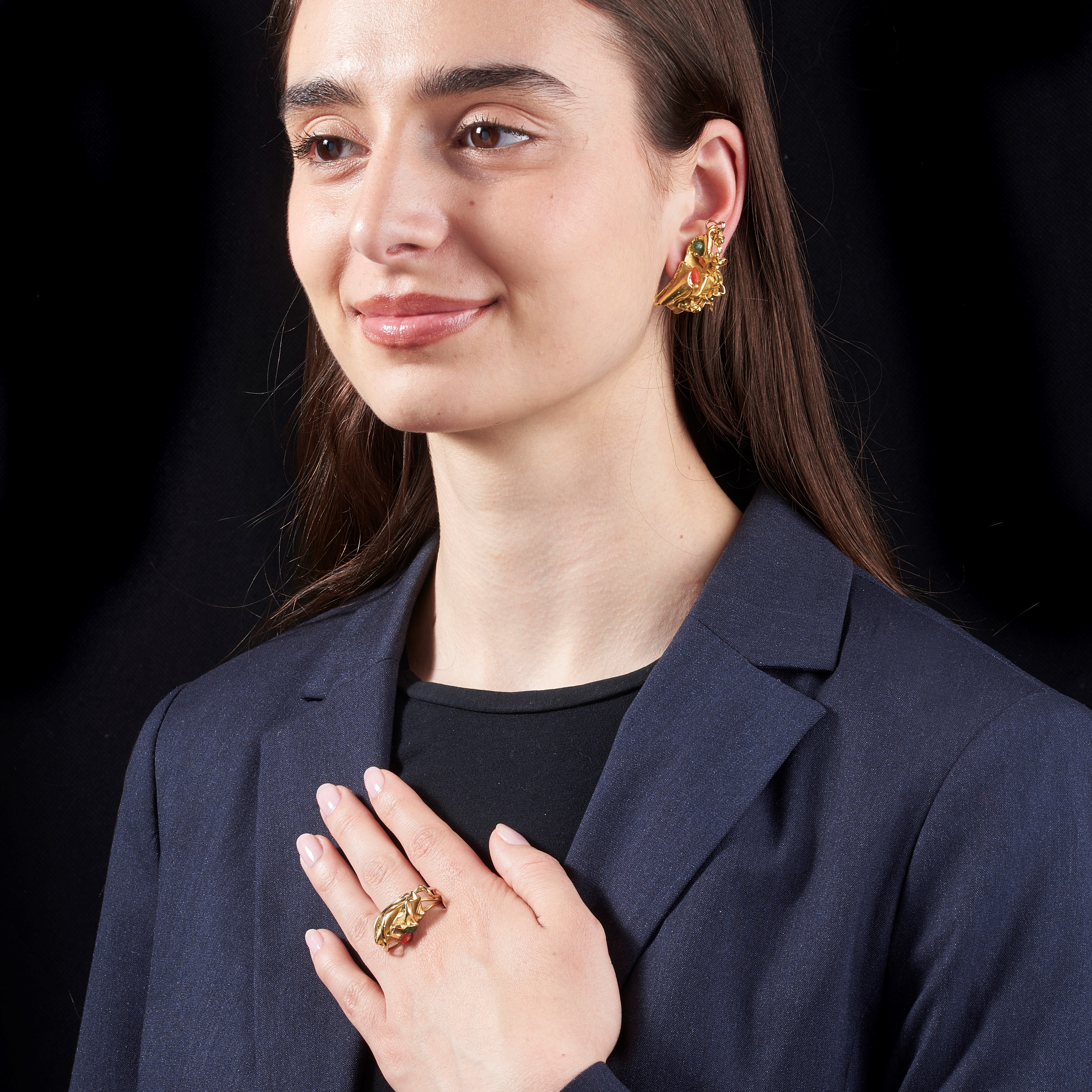 Paio di orecchini a clips e anello in oro giallo 18 kt , smeraldi e corallo rosso