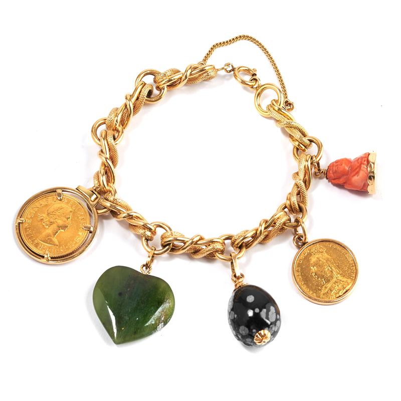 Bracciale a maglie intrecciate in oro 18kt, con due sterline e charms in pietre dure e corallo