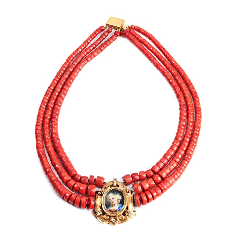 Collana a tre fili in corallo rosso degradè, oro giallo 18 kt e miniatura raffigurante Dama