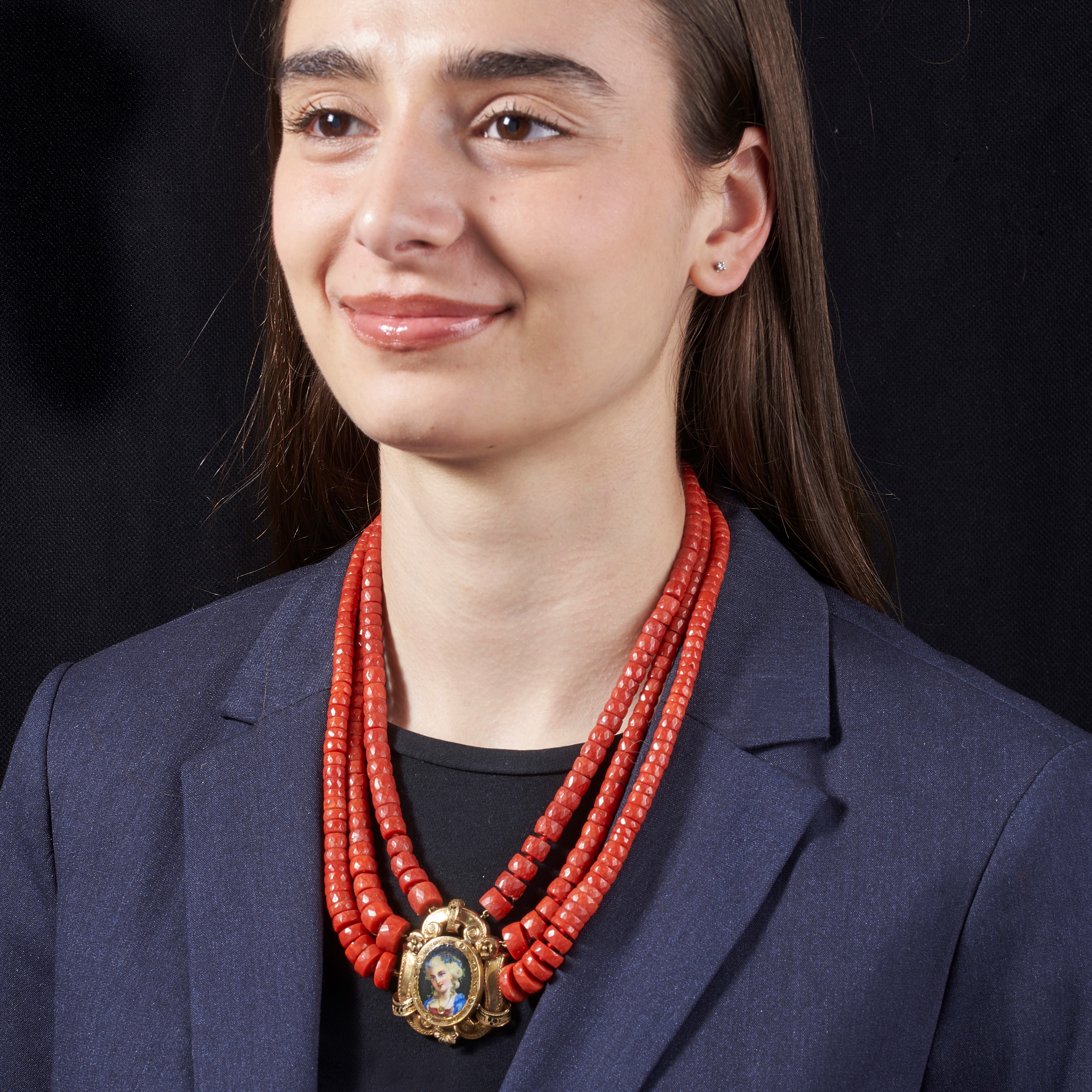 Collana a tre fili in corallo rosso degradè, oro giallo 18 kt e miniatura raffigurante Dama