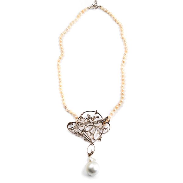 Necklace made of pearls, 9 kt yellow gold, silver, diamond roses and scaram pearl