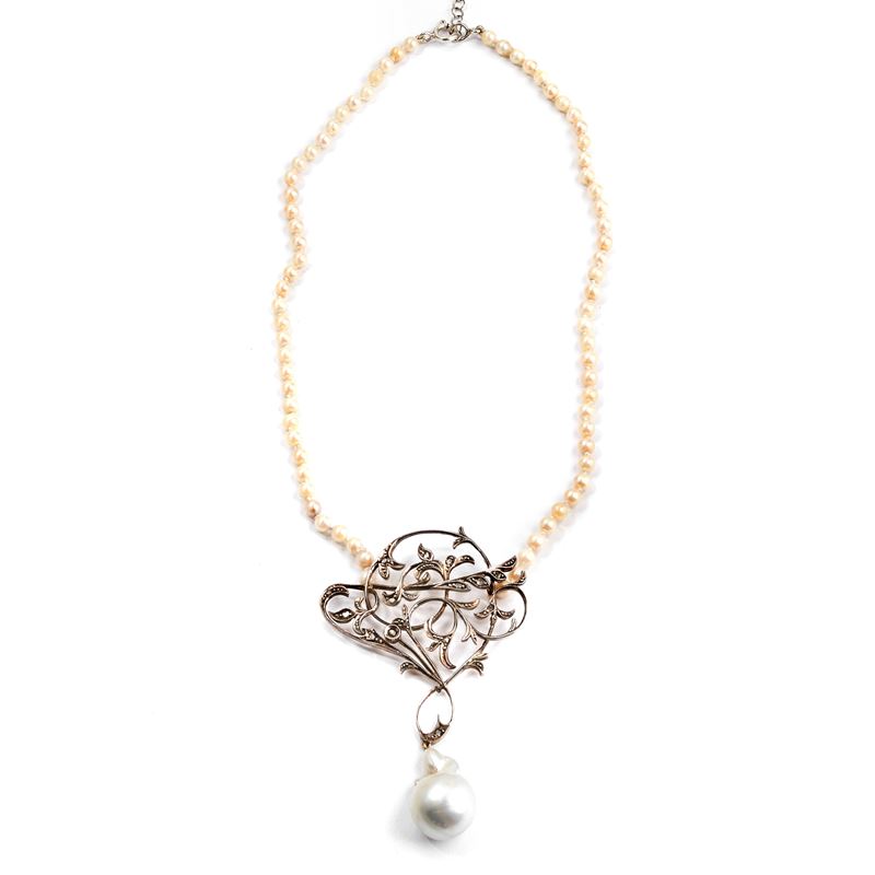 Collana in perle, oro giallo 9 kt, argento, rose di diamante e perla scaramazza