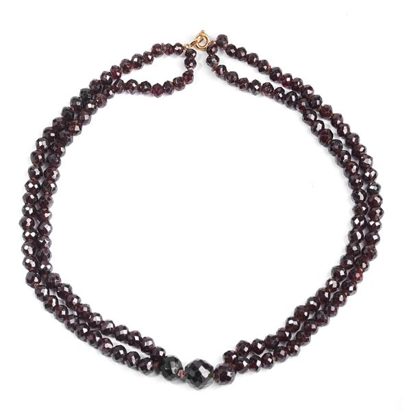 Two-strand necklace in garnet and low-title gold