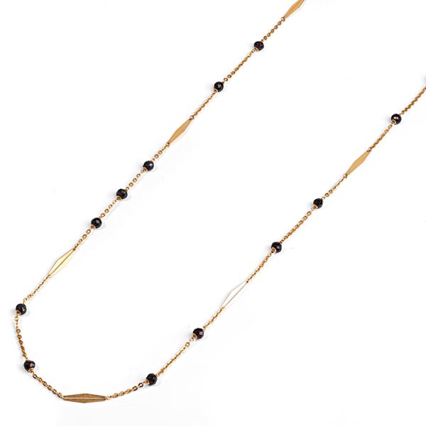 Long 18 kt yellow gold interlinking chain with garnet