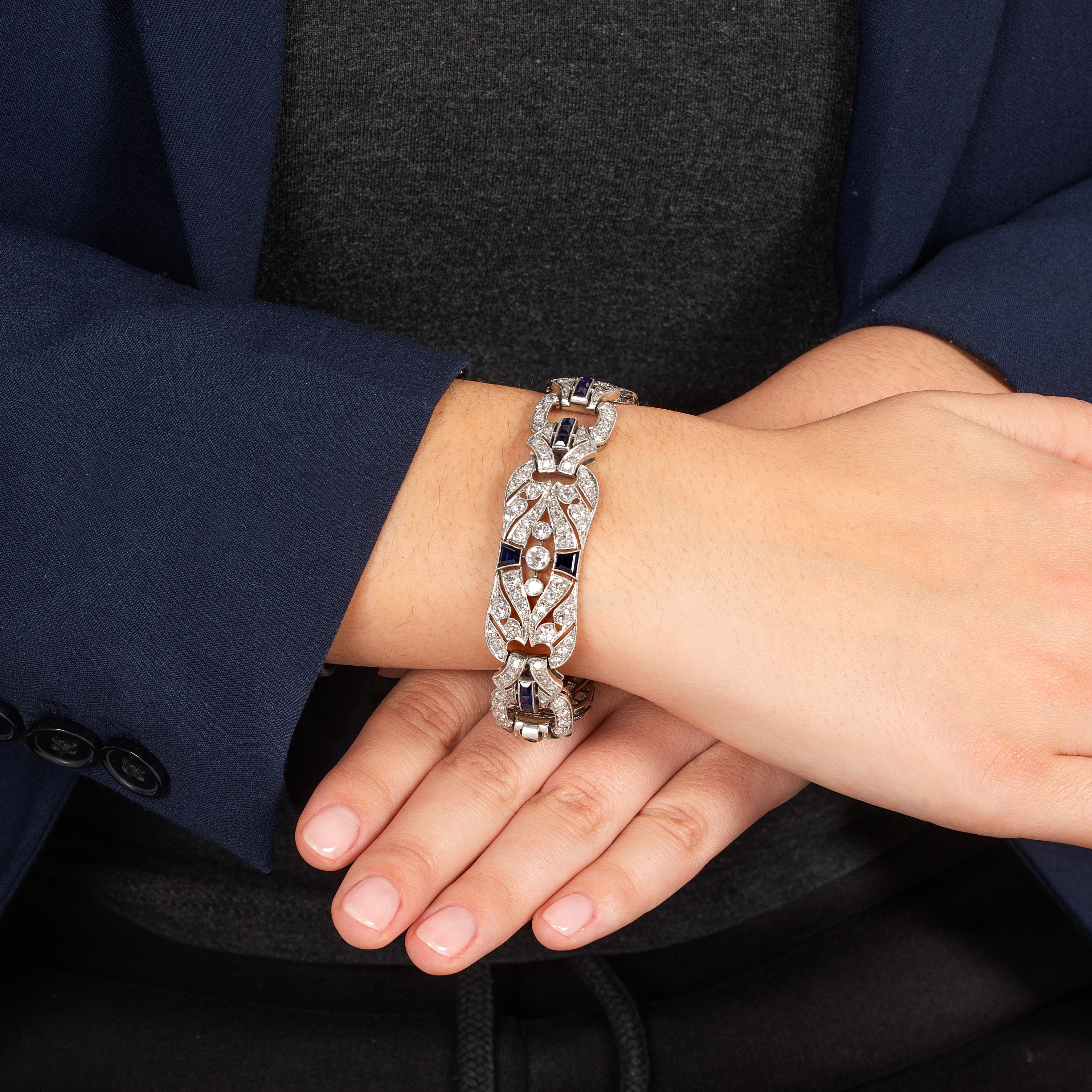 Importante bracciale in oro bianco 18 kt, diamanti e pietre blu