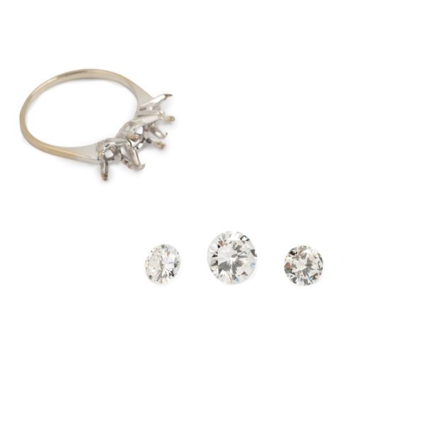 Trilogy ring in white gold and diamonds