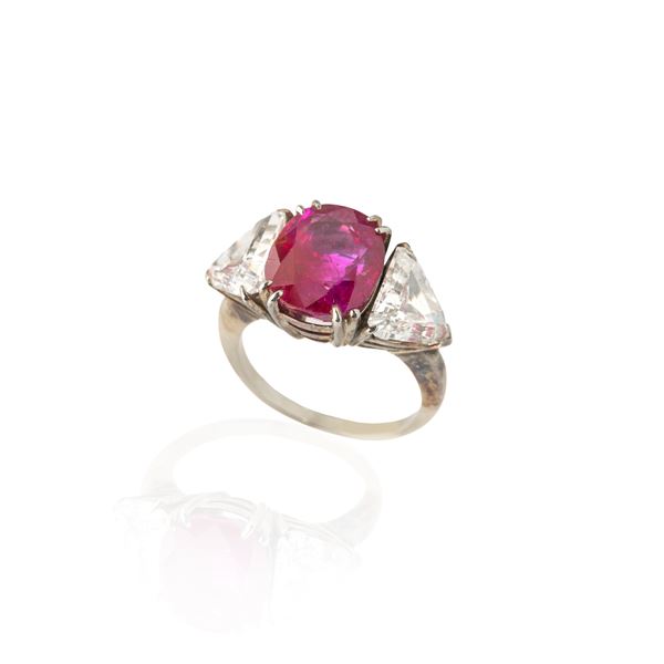 Anello in oro bianco 18 kt, diamanti e rubino Birmano Naturale