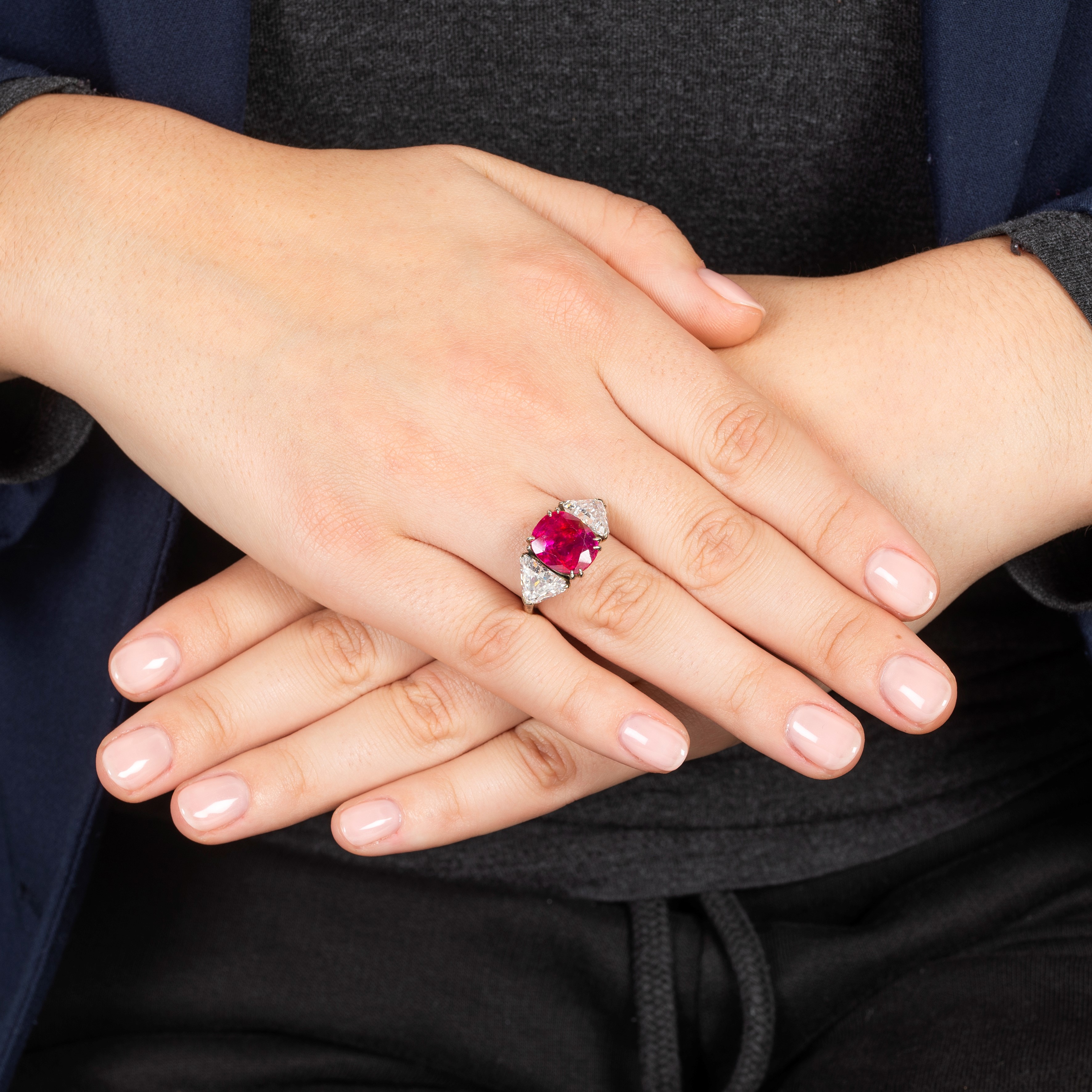 Anello in oro bianco 18 kt, diamanti e rubino Birmano Naturale