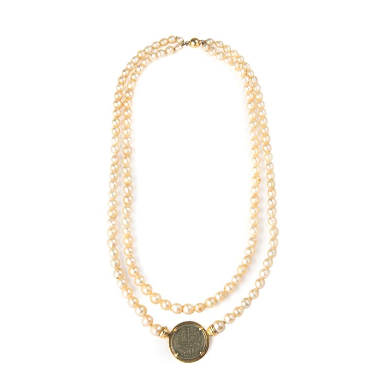 Collana a due fili in perle coltivate, oro 18 kt e moneta portoghese da 50 centavos