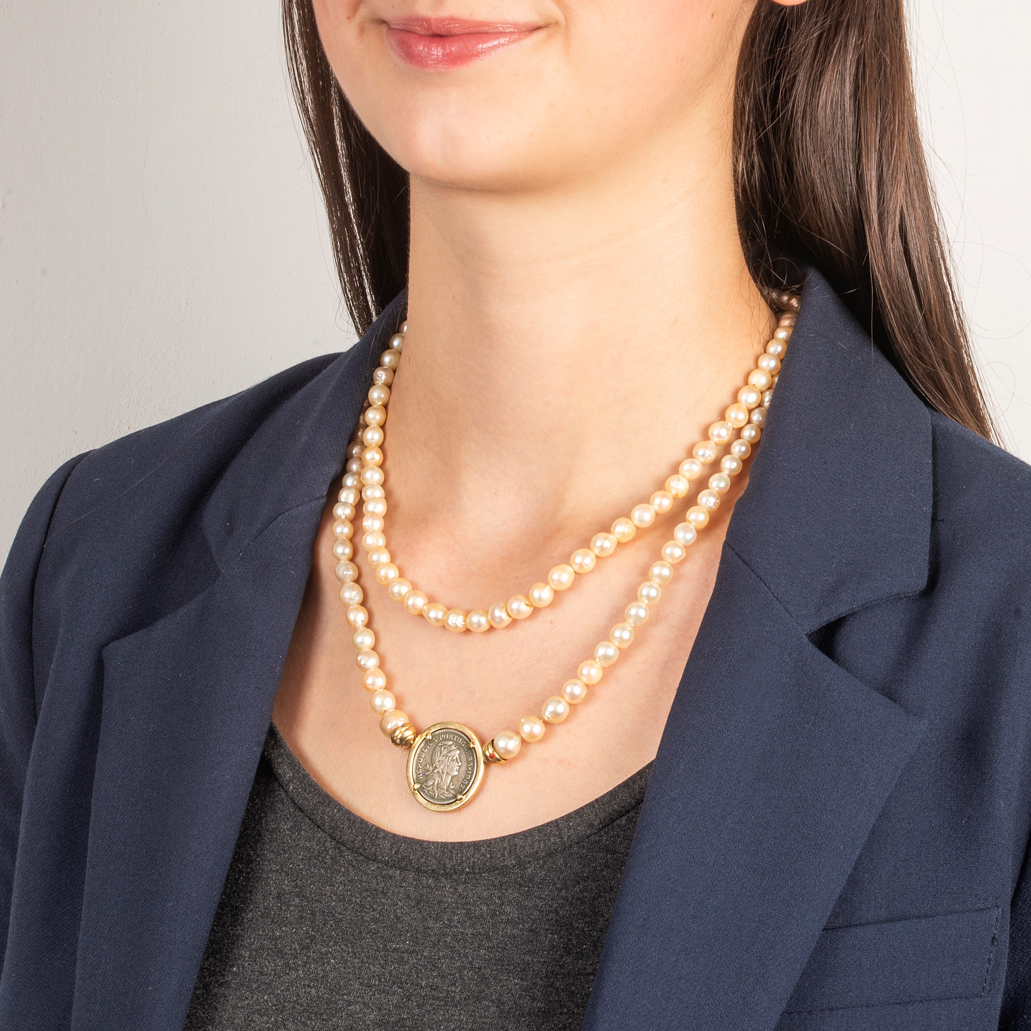 Collana a due fili in perle coltivate, oro 18 kt e moneta portoghese da 50 centavos