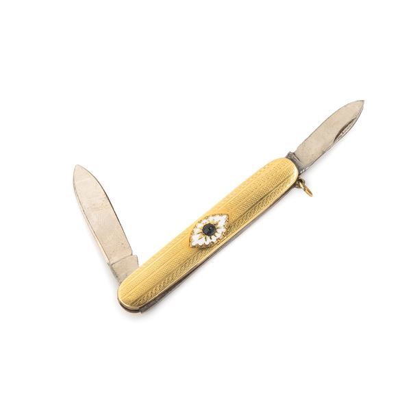 Coltellino in metallo rivestito in oro giallo 18 kt, smalto bianco e pietra verde